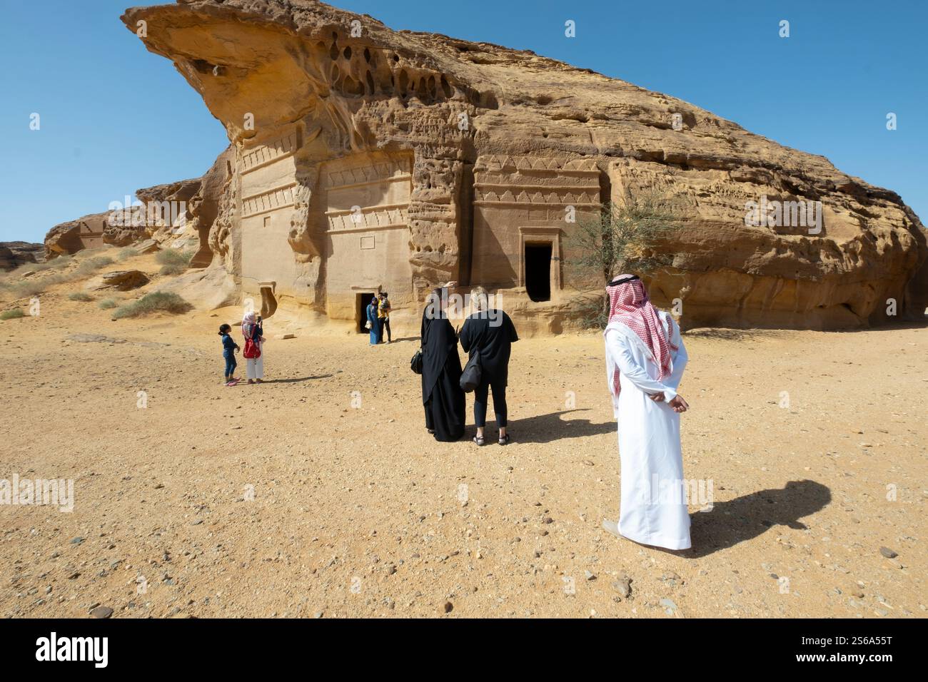 Touristes visitant la nécropole de Jabal al-ahmar à Hegra, Mada'in Salih, Arabie Saoudite Banque D'Images