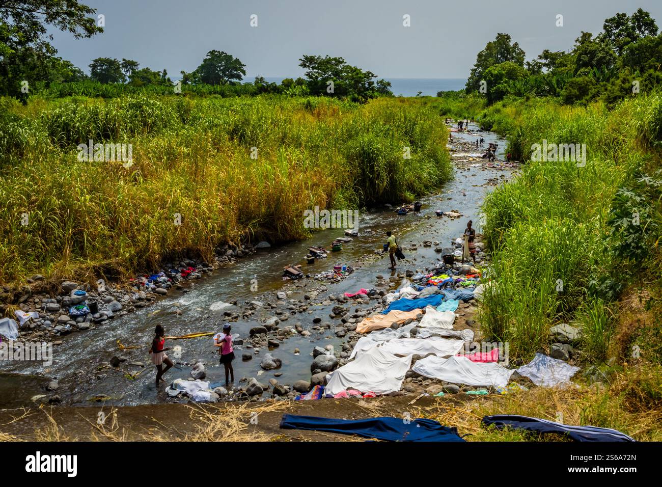 Des femmes lavant des vêtements dans une rivière en Afrique Banque D'Images
