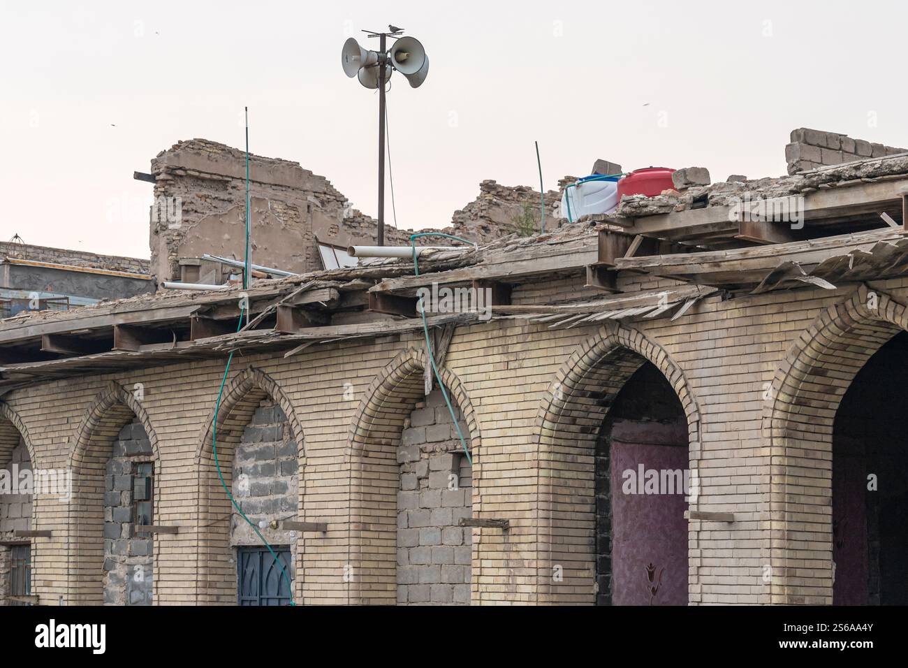Vieille salle détruite dans les rues de Bassorah, Irak Banque D'Images