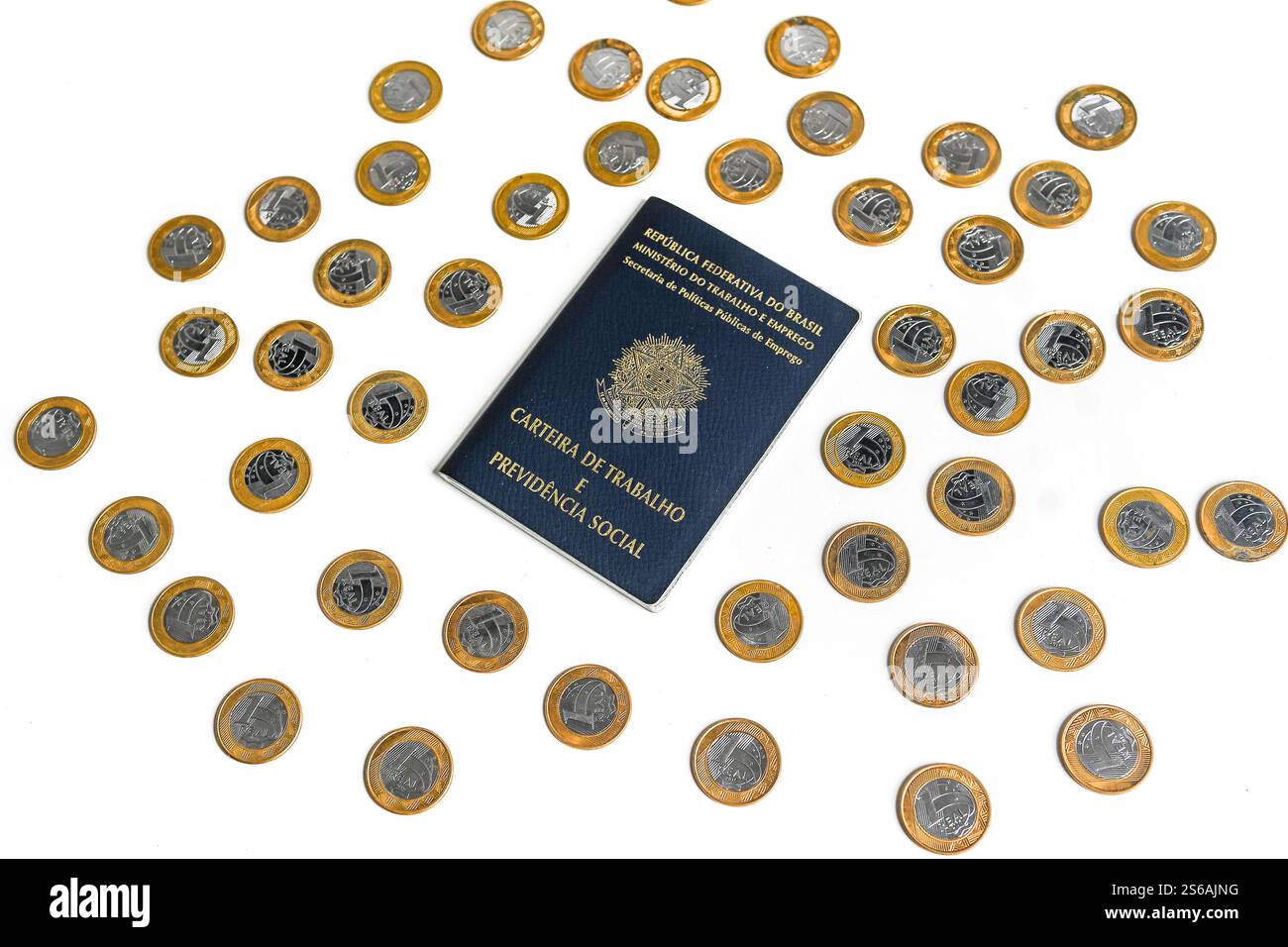 Rio de Janeiro, Brésil, 2 avril 2020. Carte de travail et de sécurité sociale avec pièces de monnaie (argent) du Brésil. Banque D'Images