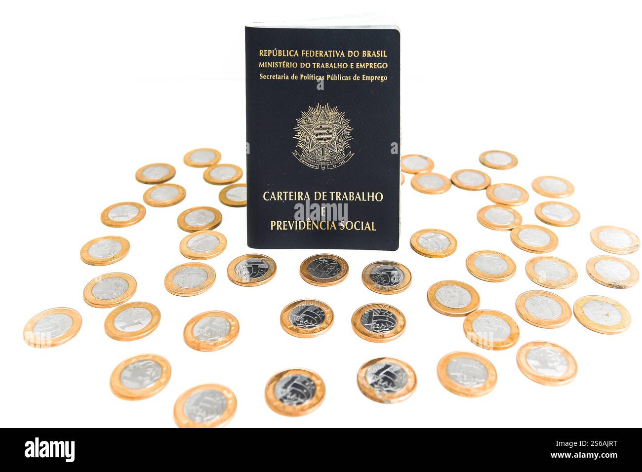 Rio de Janeiro, Brésil, 2 avril 2020. Carte de travail et de sécurité sociale avec pièces de monnaie (argent) du Brésil. Banque D'Images