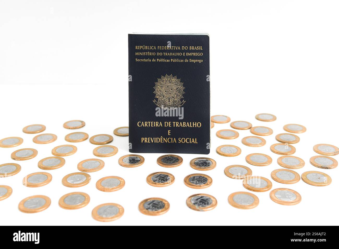 Rio de Janeiro, Brésil, 2 avril 2020. Carte de travail et de sécurité sociale avec pièces de monnaie (argent) du Brésil. Banque D'Images