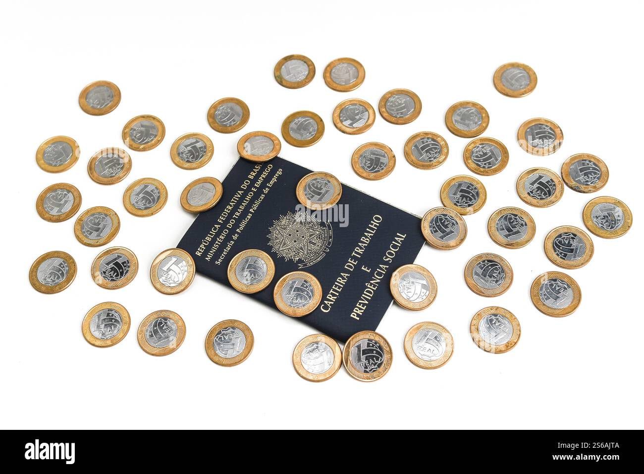 Rio de Janeiro, Brésil, 2 avril 2020. Carte de travail et de sécurité sociale avec pièces de monnaie (argent) du Brésil. Banque D'Images