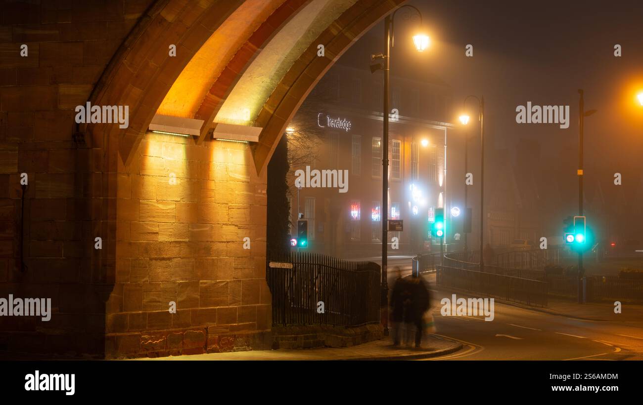 Le Chester Travelodge, Little St John Street, Chester. Photographié par un après-midi brumeux en décembre 2024. Banque D'Images