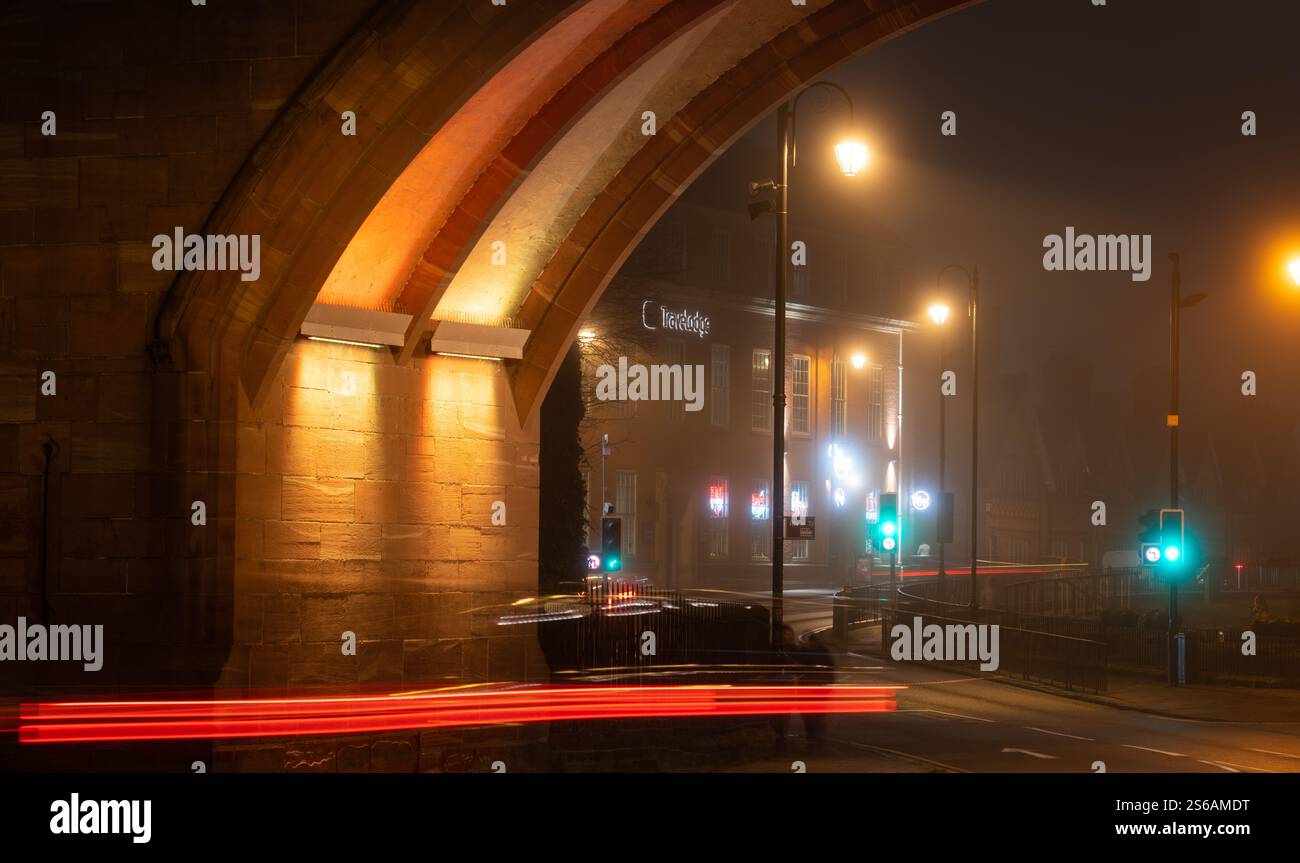 Le Chester Travelodge, Little St John Street, Chester. Photographié par un après-midi brumeux en décembre 2024. Banque D'Images