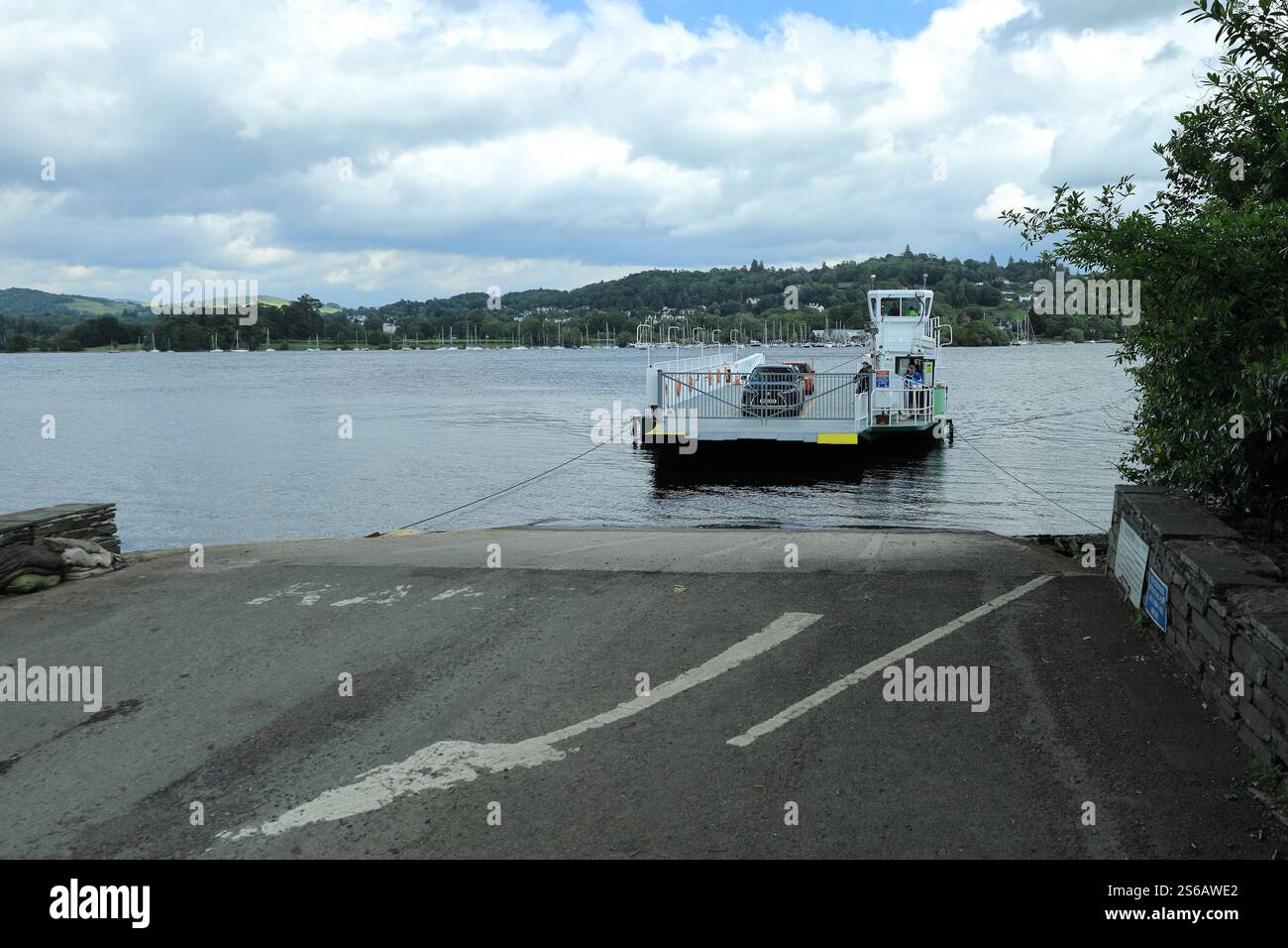 Lake District, Cumbria, Royaume-Uni - ferry de chaîne transportant des voitures à travers le lac Windermere de Ferry NAB à Bowness à Far Sawrey approchant la rampe d'atterrissage Banque D'Images
