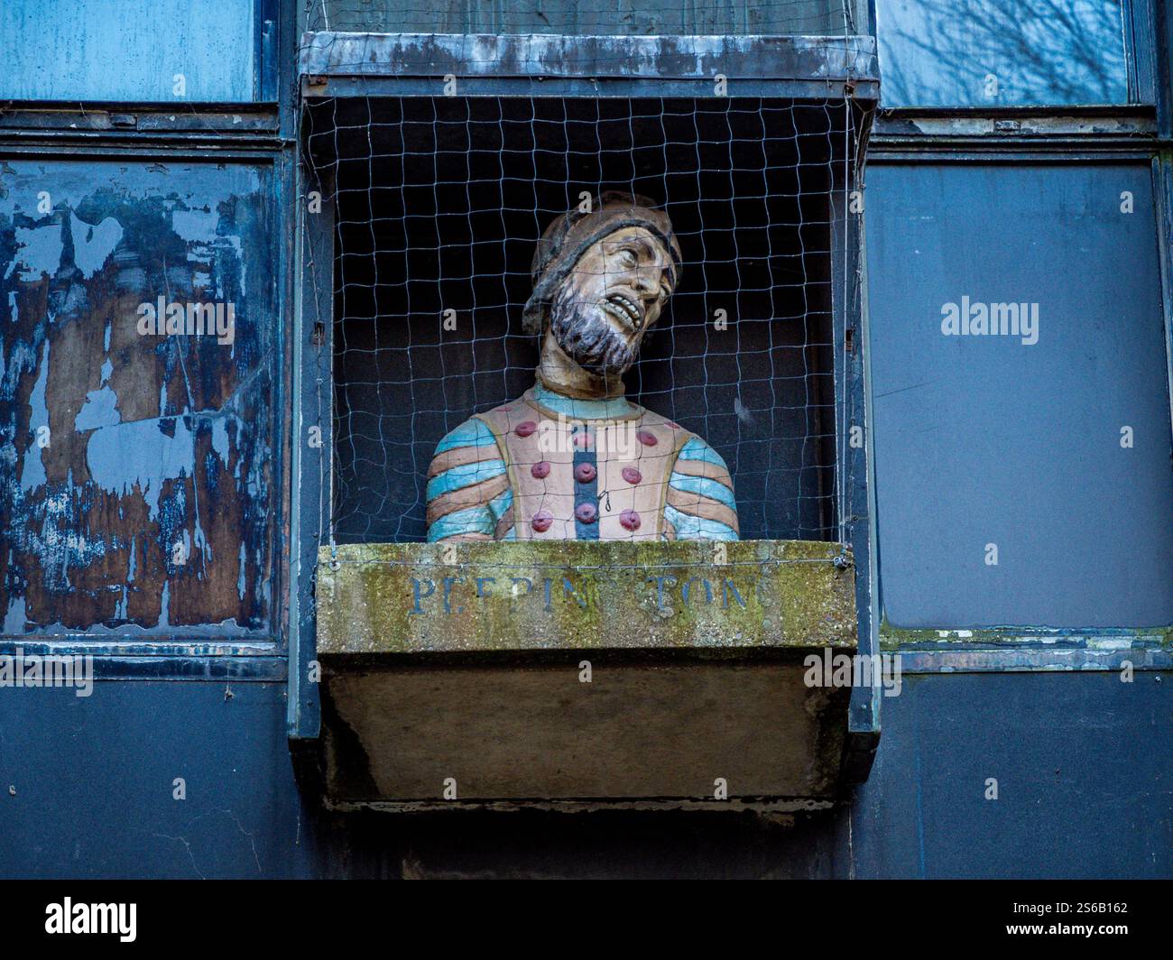 Peeping Tom Coventry. La statue Peeping Tom Head & Shoulders, actuellement située dans Hertford Street. Initialement au Peeping Tom Pub, maintenant démoli. Banque D'Images