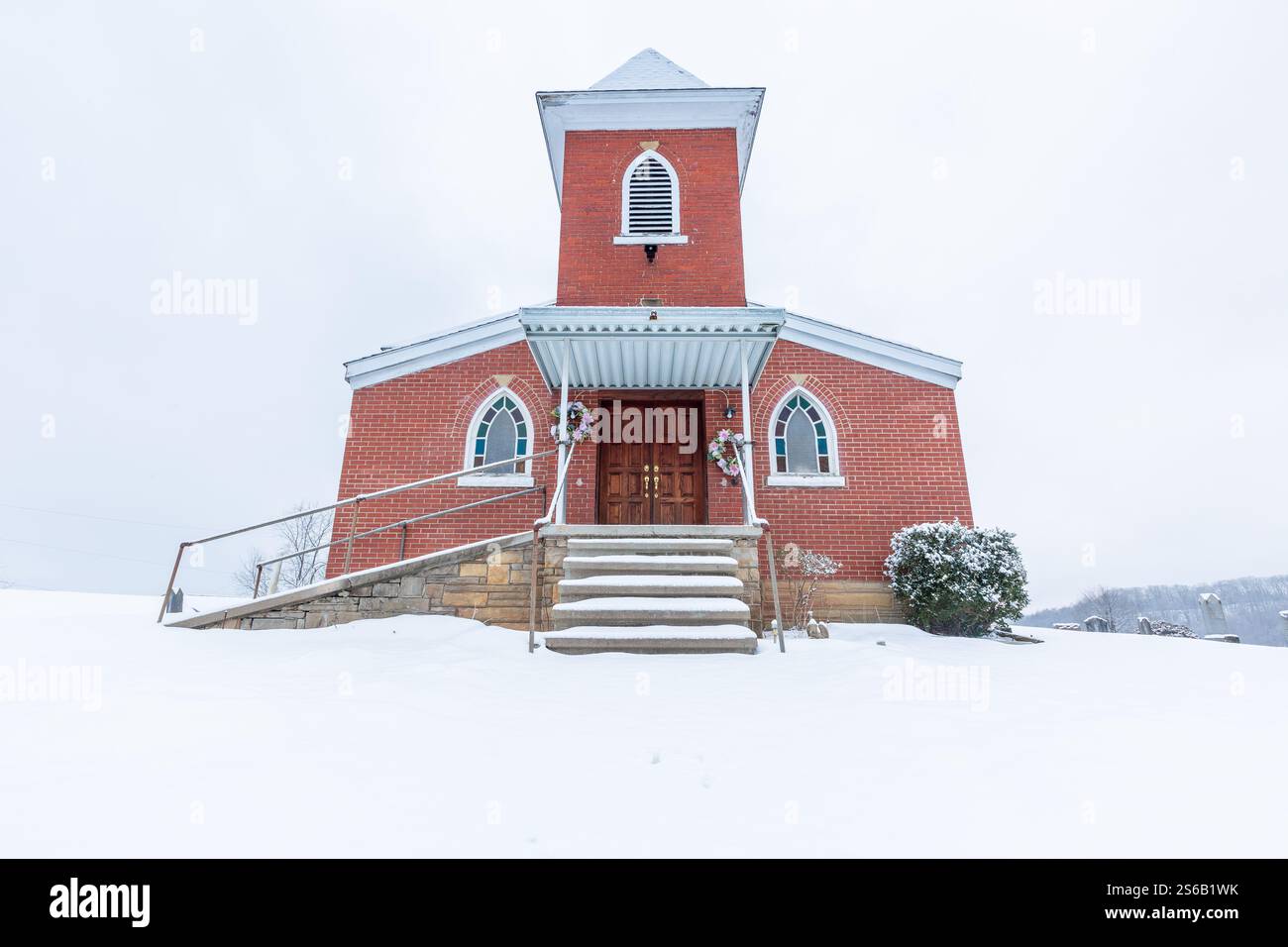 Église sur la colline dans la neige Banque D'Images