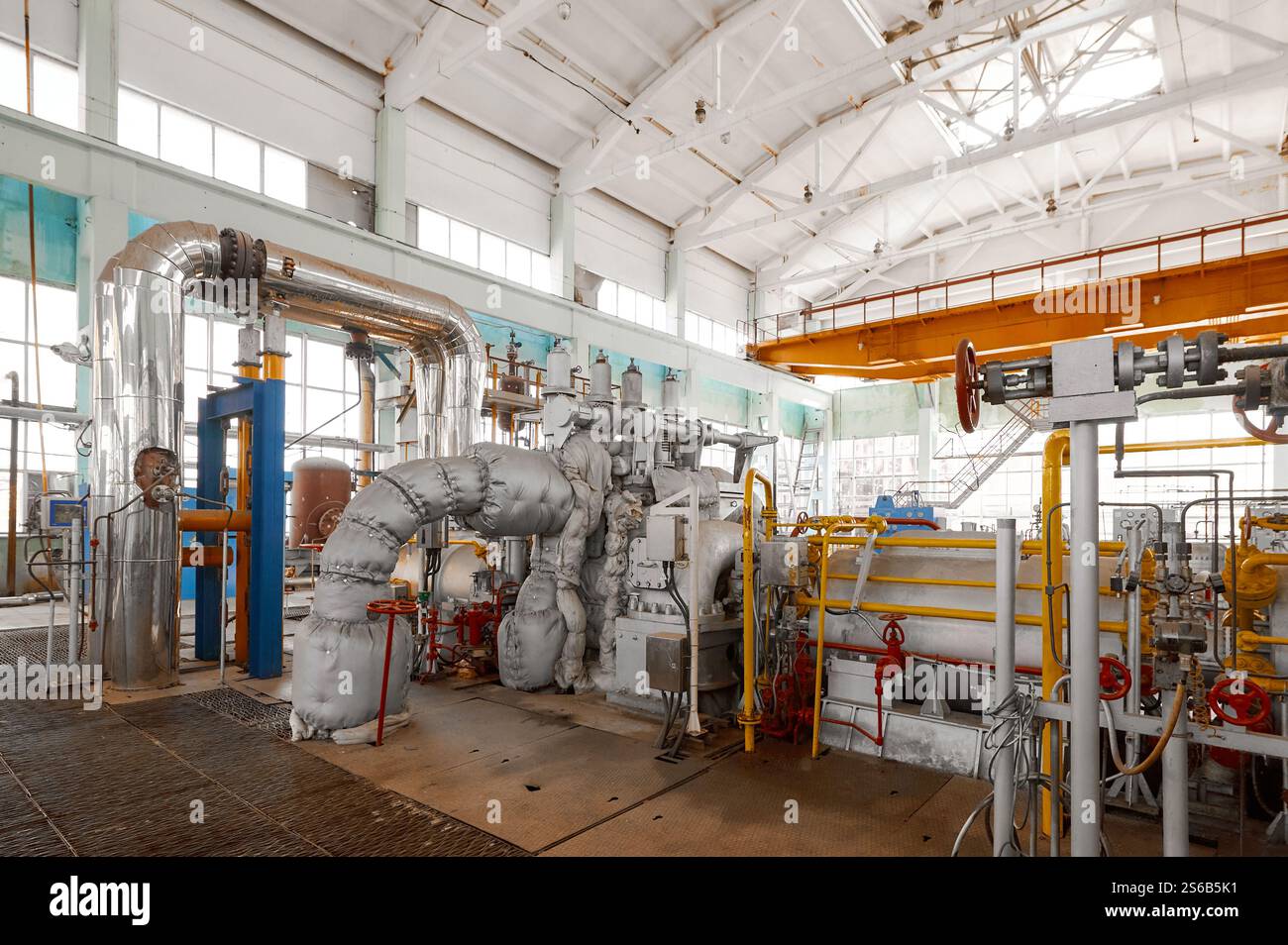 Une pompe industrielle puissante fonctionne dans une usine chimique, mettant en valeur une technologie de pointe dans une installation industrielle spacieuse Banque D'Images