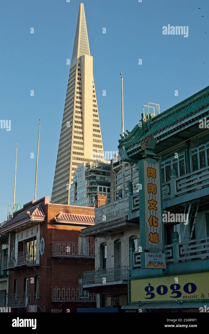 Transamerica Pyramid Towers sur le bâtiment orné de trois étages de Chinatown à San Francisco Banque D'Images