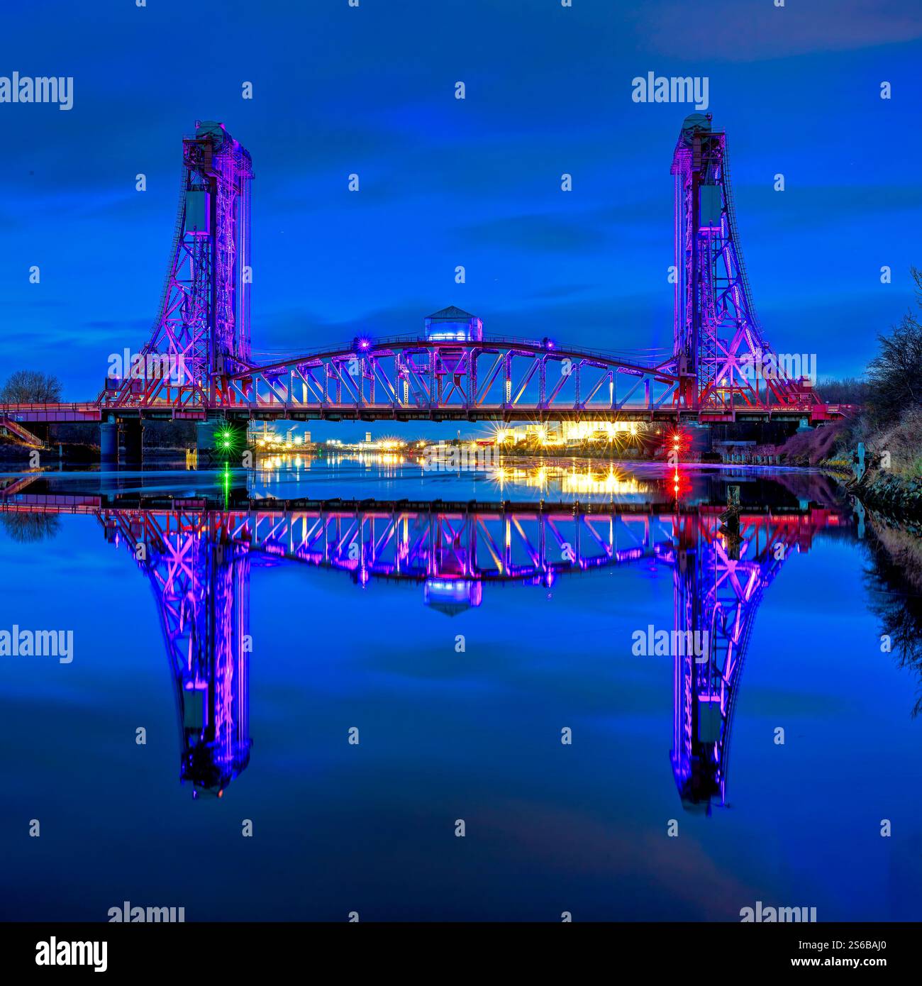 Une vue au crépuscule du pont de Tees Newport illuminé reflétée dans la rivière Tees à Stockton-on-Tees, dans le nord-est de l'Angleterre, Englandf Banque D'Images