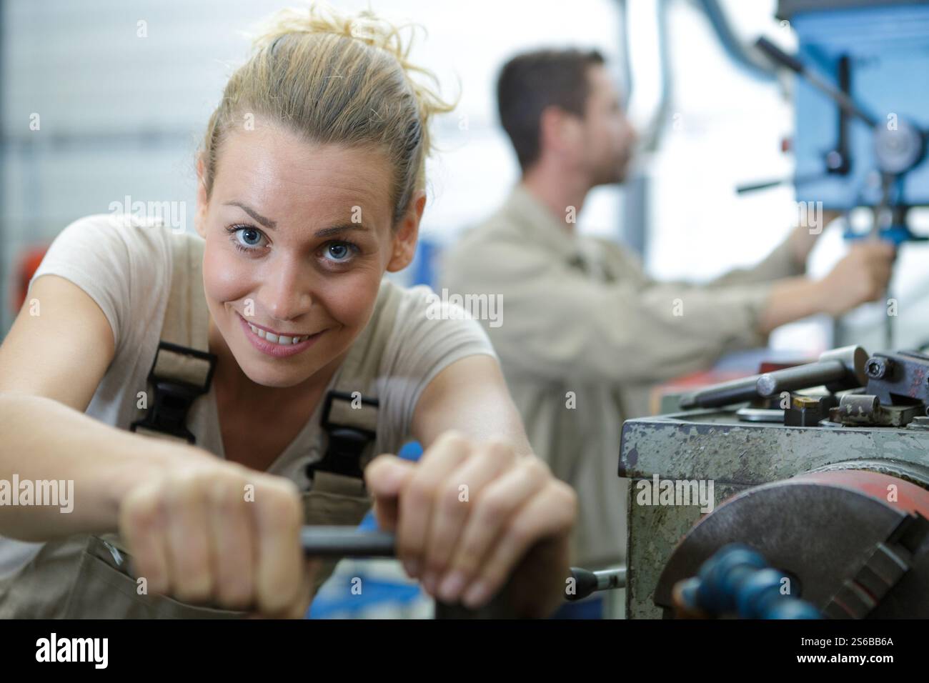 portrait de femme forgeron souriant Banque D'Images