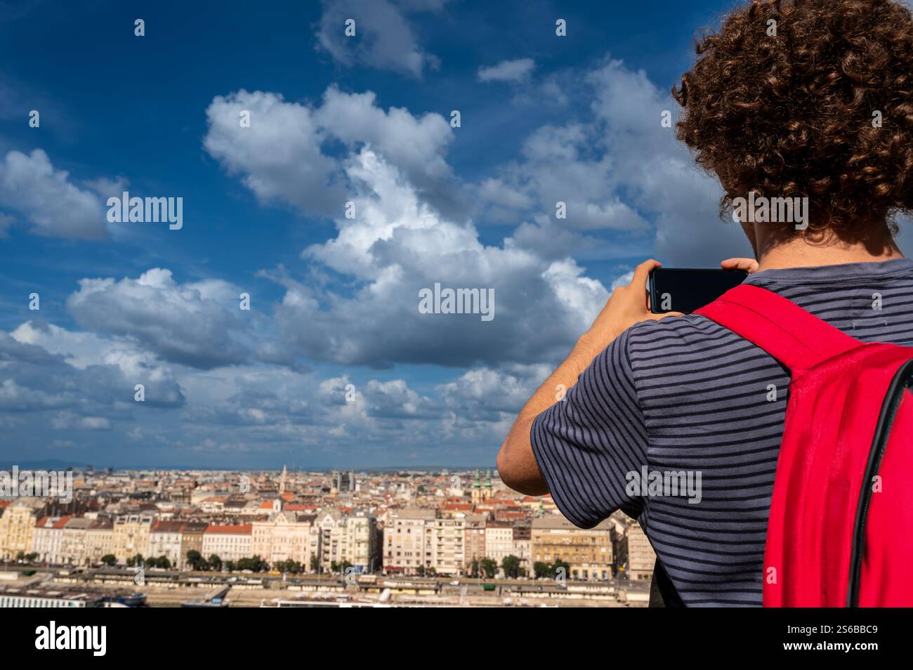 Budapest, Hongrie, 29 août 2022. Un jeune homme prend des photos avec son téléphone portable du magnifique paysage urbain du haut de la colline. Belle somme Banque D'Images
