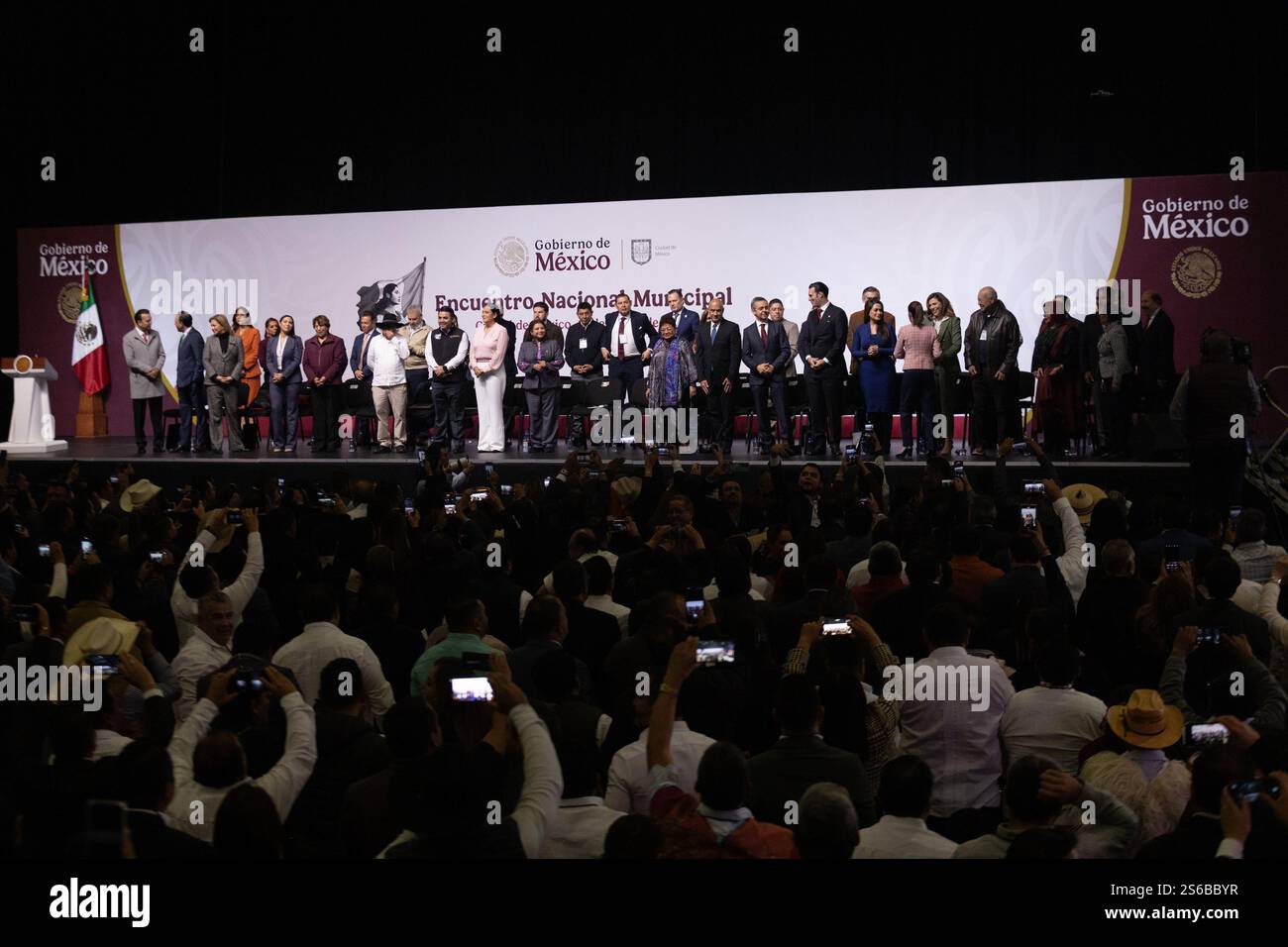 Mexico, Mexique. 16 janvier 2025. La Présidente du Mexique, Claudia Sheinbaum Pardo, a dirigé la réunion municipale nationale, à laquelle ont également participé les gouverneurs et les maires du pays, pour engager un dialogue sur les projets de développement. L'événement s'est tenu au World Trade Center. (Crédit image : © Cristian Leyva/ZUMA Press Wire) USAGE ÉDITORIAL SEULEMENT! Non destiné à UN USAGE commercial ! Banque D'Images Mexico, Mexique. 16 janvier 2025. La Présidente du Mexique, Claudia Sheinbaum Pardo, a dirigé la réunion municipale nationale, à laquelle ont également participé les gouverneurs et les maires du pays, pour engager un dialogue sur les projets de développement. L'événement s'est tenu au World Trade Center. (Crédit image : © Cristian Leyva/ZUMA Press Wire) USAGE ÉDITORIAL SEULEMENT! Non destiné à UN USAGE commercial ! Banque D'Images