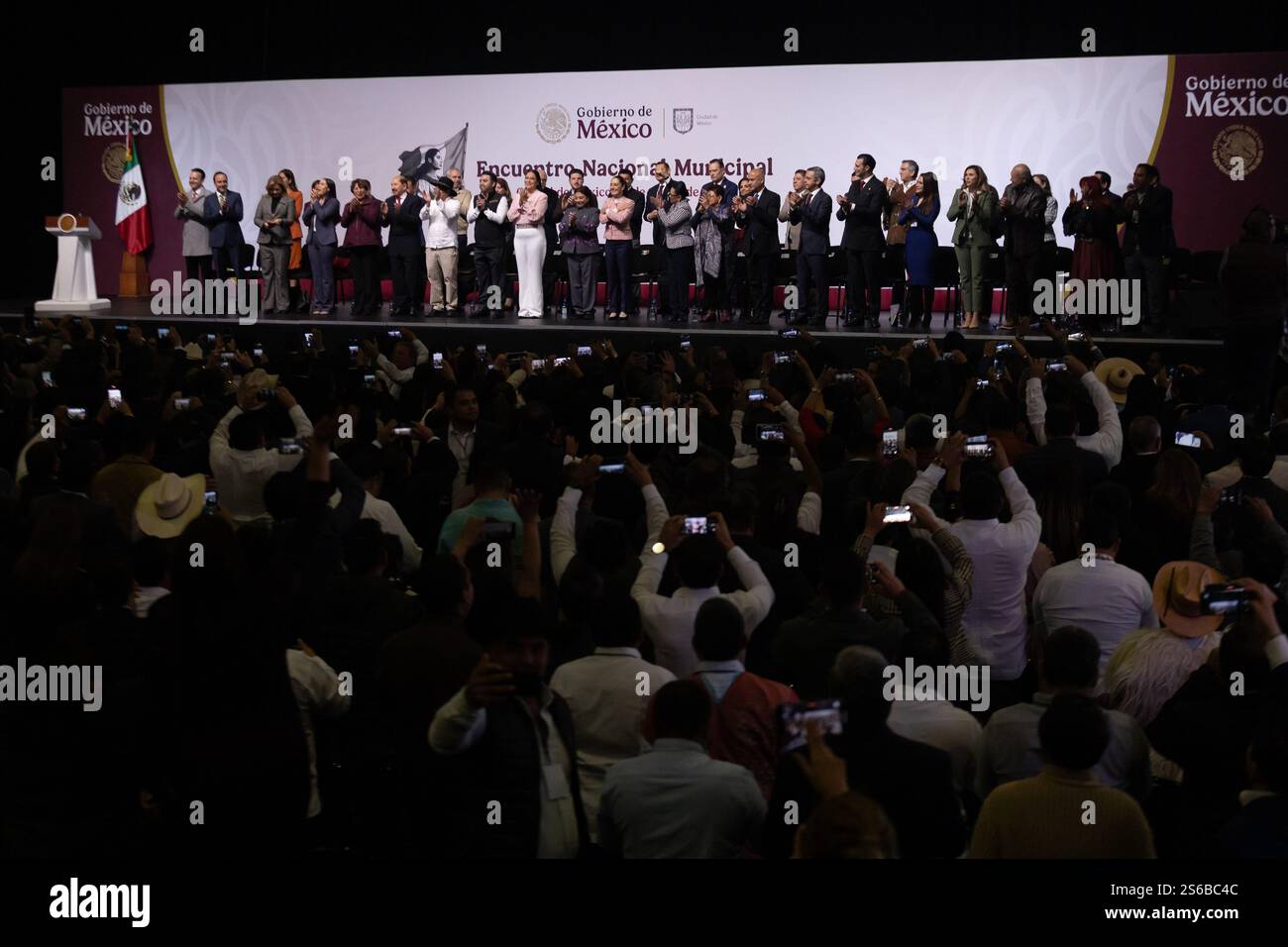 Mexico, Mexique. 16 janvier 2025. La Présidente du Mexique, Claudia Sheinbaum Pardo, a dirigé la réunion municipale nationale, à laquelle ont également participé les gouverneurs et les maires du pays, pour engager un dialogue sur les projets de développement. L'événement s'est tenu au World Trade Center. (Crédit image : © Cristian Leyva/ZUMA Press Wire) USAGE ÉDITORIAL SEULEMENT! Non destiné à UN USAGE commercial ! Banque D'Images Mexico, Mexique. 16 janvier 2025. La Présidente du Mexique, Claudia Sheinbaum Pardo, a dirigé la réunion municipale nationale, à laquelle ont également participé les gouverneurs et les maires du pays, pour engager un dialogue sur les projets de développement. L'événement s'est tenu au World Trade Center. (Crédit image : © Cristian Leyva/ZUMA Press Wire) USAGE ÉDITORIAL SEULEMENT! Non destiné à UN USAGE commercial ! Banque D'Images
