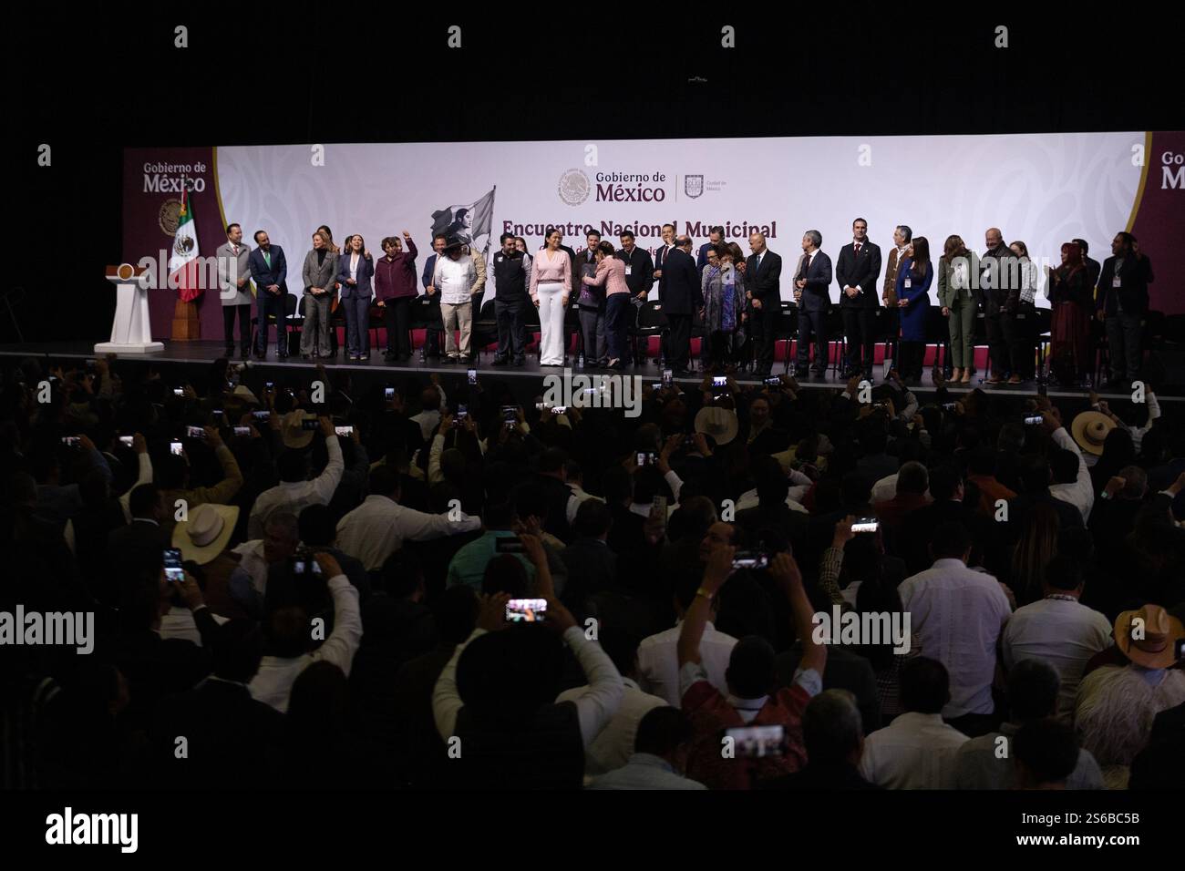 Mexico, Mexique. 16 janvier 2025. La Présidente du Mexique, Claudia Sheinbaum Pardo, a dirigé la réunion municipale nationale, à laquelle ont également participé les gouverneurs et les maires du pays, pour engager un dialogue sur les projets de développement. L'événement s'est tenu au World Trade Center. (Crédit image : © Cristian Leyva/ZUMA Press Wire) USAGE ÉDITORIAL SEULEMENT! Non destiné à UN USAGE commercial ! Banque D'Images Mexico, Mexique. 16 janvier 2025. La Présidente du Mexique, Claudia Sheinbaum Pardo, a dirigé la réunion municipale nationale, à laquelle ont également participé les gouverneurs et les maires du pays, pour engager un dialogue sur les projets de développement. L'événement s'est tenu au World Trade Center. (Crédit image : © Cristian Leyva/ZUMA Press Wire) USAGE ÉDITORIAL SEULEMENT! Non destiné à UN USAGE commercial ! Banque D'Images