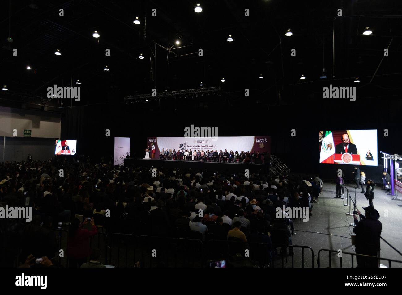 Mexico, Mexique. 16 janvier 2025. La Présidente du Mexique, Claudia Sheinbaum Pardo, a dirigé la réunion municipale nationale, à laquelle ont également participé les gouverneurs et les maires du pays, pour engager un dialogue sur les projets de développement. L'événement s'est tenu au World Trade Center. (Crédit image : © Cristian Leyva/ZUMA Press Wire) USAGE ÉDITORIAL SEULEMENT! Non destiné à UN USAGE commercial ! Banque D'Images Mexico, Mexique. 16 janvier 2025. La Présidente du Mexique, Claudia Sheinbaum Pardo, a dirigé la réunion municipale nationale, à laquelle ont également participé les gouverneurs et les maires du pays, pour engager un dialogue sur les projets de développement. L'événement s'est tenu au World Trade Center. (Crédit image : © Cristian Leyva/ZUMA Press Wire) USAGE ÉDITORIAL SEULEMENT! Non destiné à UN USAGE commercial ! Banque D'Images