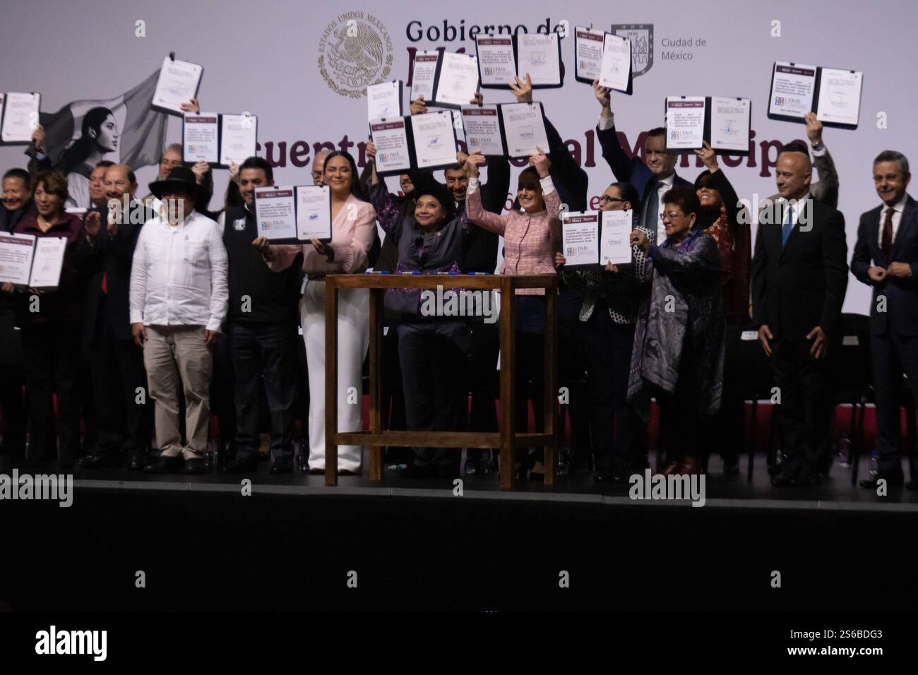 Mexico, Mexique. 16 janvier 2025. La Présidente du Mexique, Claudia Sheinbaum Pardo, a dirigé la réunion municipale nationale, à laquelle ont également participé les gouverneurs et les maires du pays, pour engager un dialogue sur les projets de développement. L'événement s'est tenu au World Trade Center. (Crédit image : © Cristian Leyva/ZUMA Press Wire) USAGE ÉDITORIAL SEULEMENT! Non destiné à UN USAGE commercial ! Banque D'Images Mexico, Mexique. 16 janvier 2025. La Présidente du Mexique, Claudia Sheinbaum Pardo, a dirigé la réunion municipale nationale, à laquelle ont également participé les gouverneurs et les maires du pays, pour engager un dialogue sur les projets de développement. L'événement s'est tenu au World Trade Center. (Crédit image : © Cristian Leyva/ZUMA Press Wire) USAGE ÉDITORIAL SEULEMENT! Non destiné à UN USAGE commercial ! Banque D'Images