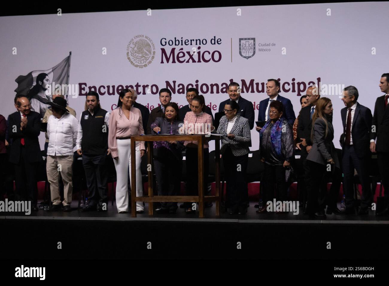 Mexico, Mexique. 16 janvier 2025. La Présidente du Mexique, Claudia Sheinbaum Pardo, a dirigé la réunion municipale nationale, à laquelle ont également participé les gouverneurs et les maires du pays, pour engager un dialogue sur les projets de développement. L'événement s'est tenu au World Trade Center. (Crédit image : © Cristian Leyva/ZUMA Press Wire) USAGE ÉDITORIAL SEULEMENT! Non destiné à UN USAGE commercial ! Banque D'Images Mexico, Mexique. 16 janvier 2025. La Présidente du Mexique, Claudia Sheinbaum Pardo, a dirigé la réunion municipale nationale, à laquelle ont également participé les gouverneurs et les maires du pays, pour engager un dialogue sur les projets de développement. L'événement s'est tenu au World Trade Center. (Crédit image : © Cristian Leyva/ZUMA Press Wire) USAGE ÉDITORIAL SEULEMENT! Non destiné à UN USAGE commercial ! Banque D'Images