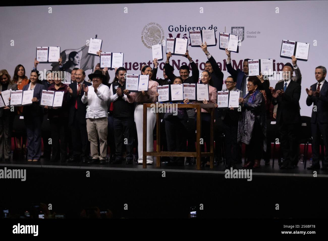 Mexico, Mexique. 16 janvier 2025. La Présidente du Mexique, Claudia Sheinbaum Pardo, a dirigé la réunion municipale nationale, à laquelle ont également participé les gouverneurs et les maires du pays, pour engager un dialogue sur les projets de développement. L'événement s'est tenu au World Trade Center. (Crédit image : © Cristian Leyva/ZUMA Press Wire) USAGE ÉDITORIAL SEULEMENT! Non destiné à UN USAGE commercial ! Banque D'Images Mexico, Mexique. 16 janvier 2025. La Présidente du Mexique, Claudia Sheinbaum Pardo, a dirigé la réunion municipale nationale, à laquelle ont également participé les gouverneurs et les maires du pays, pour engager un dialogue sur les projets de développement. L'événement s'est tenu au World Trade Center. (Crédit image : © Cristian Leyva/ZUMA Press Wire) USAGE ÉDITORIAL SEULEMENT! Non destiné à UN USAGE commercial ! Banque D'Images