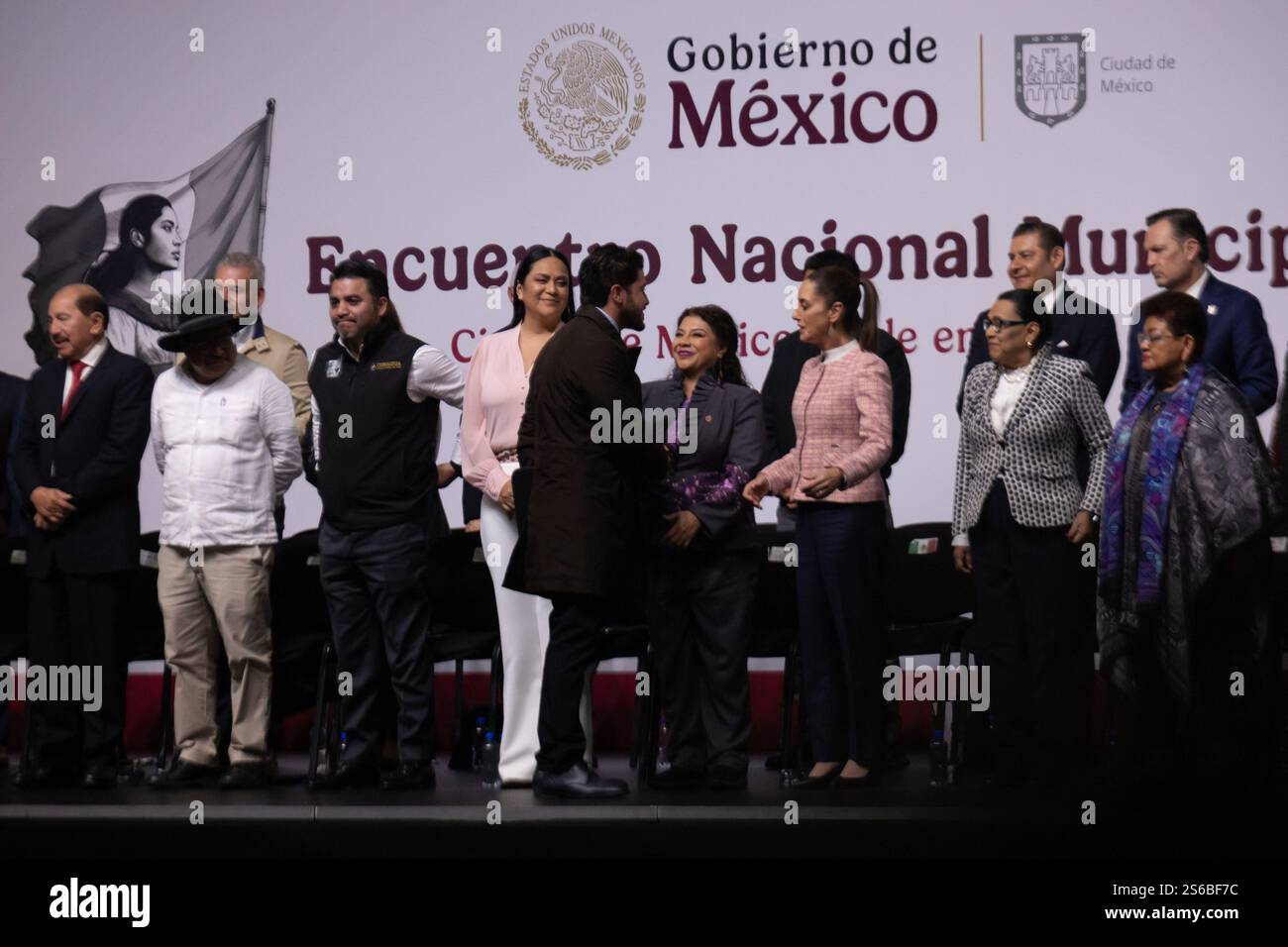 Mexico, Mexique. 16 janvier 2025. La Présidente du Mexique, Claudia Sheinbaum Pardo, a dirigé la réunion municipale nationale, à laquelle ont également participé les gouverneurs et les maires du pays, pour engager un dialogue sur les projets de développement. L'événement s'est tenu au World Trade Center. (Crédit image : © Cristian Leyva/ZUMA Press Wire) USAGE ÉDITORIAL SEULEMENT! Non destiné à UN USAGE commercial ! Banque D'Images Mexico, Mexique. 16 janvier 2025. La Présidente du Mexique, Claudia Sheinbaum Pardo, a dirigé la réunion municipale nationale, à laquelle ont également participé les gouverneurs et les maires du pays, pour engager un dialogue sur les projets de développement. L'événement s'est tenu au World Trade Center. (Crédit image : © Cristian Leyva/ZUMA Press Wire) USAGE ÉDITORIAL SEULEMENT! Non destiné à UN USAGE commercial ! Banque D'Images