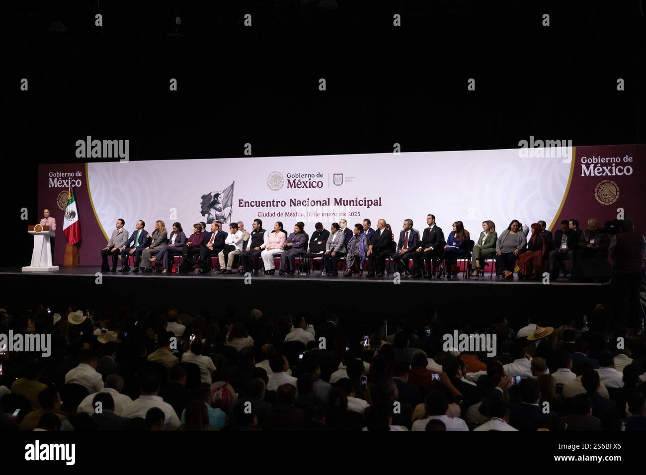 Mexico, Mexique. 16 janvier 2025. La Présidente du Mexique, Claudia Sheinbaum Pardo, a dirigé la réunion municipale nationale, à laquelle ont également participé les gouverneurs et les maires du pays, pour engager un dialogue sur les projets de développement. L'événement s'est tenu au World Trade Center. (Crédit image : © Cristian Leyva/ZUMA Press Wire) USAGE ÉDITORIAL SEULEMENT! Non destiné à UN USAGE commercial ! Banque D'Images Mexico, Mexique. 16 janvier 2025. La Présidente du Mexique, Claudia Sheinbaum Pardo, a dirigé la réunion municipale nationale, à laquelle ont également participé les gouverneurs et les maires du pays, pour engager un dialogue sur les projets de développement. L'événement s'est tenu au World Trade Center. (Crédit image : © Cristian Leyva/ZUMA Press Wire) USAGE ÉDITORIAL SEULEMENT! Non destiné à UN USAGE commercial ! Banque D'Images
