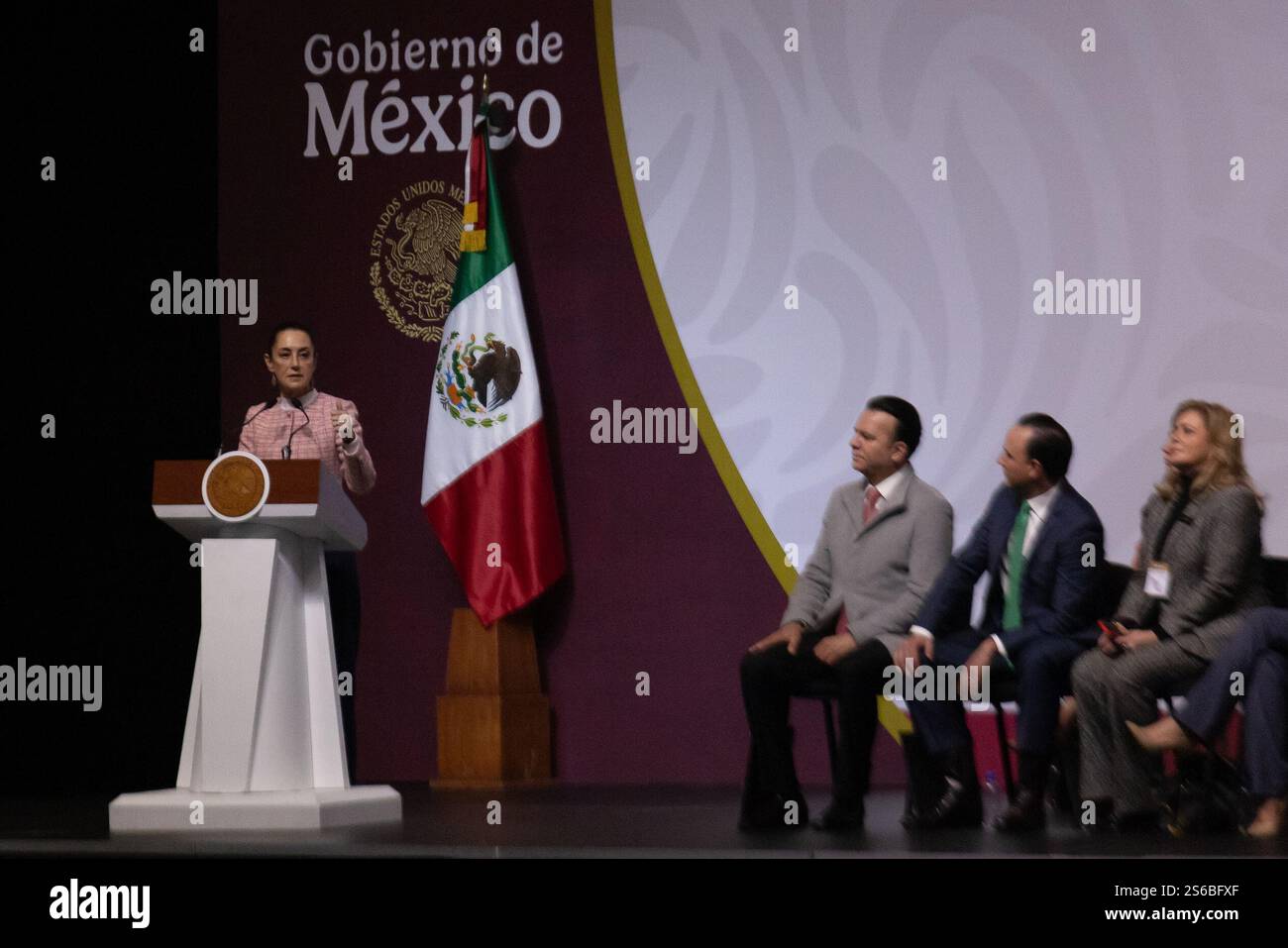 Mexico, Mexique. 16 janvier 2025. La Présidente du Mexique, Claudia Sheinbaum Pardo, a dirigé la réunion municipale nationale, à laquelle ont également participé les gouverneurs et les maires du pays, pour engager un dialogue sur les projets de développement. L'événement s'est tenu au World Trade Center. (Crédit image : © Cristian Leyva/ZUMA Press Wire) USAGE ÉDITORIAL SEULEMENT! Non destiné à UN USAGE commercial ! Banque D'Images Mexico, Mexique. 16 janvier 2025. La Présidente du Mexique, Claudia Sheinbaum Pardo, a dirigé la réunion municipale nationale, à laquelle ont également participé les gouverneurs et les maires du pays, pour engager un dialogue sur les projets de développement. L'événement s'est tenu au World Trade Center. (Crédit image : © Cristian Leyva/ZUMA Press Wire) USAGE ÉDITORIAL SEULEMENT! Non destiné à UN USAGE commercial ! Banque D'Images