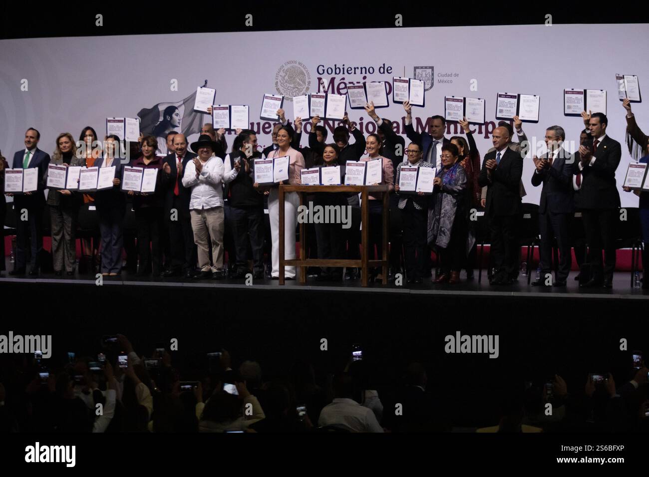 Mexico, Mexique. 16 janvier 2025. La Présidente du Mexique, Claudia Sheinbaum Pardo, a dirigé la réunion municipale nationale, à laquelle ont également participé les gouverneurs et les maires du pays, pour engager un dialogue sur les projets de développement. L'événement s'est tenu au World Trade Center. (Crédit image : © Cristian Leyva/ZUMA Press Wire) USAGE ÉDITORIAL SEULEMENT! Non destiné à UN USAGE commercial ! Banque D'Images Mexico, Mexique. 16 janvier 2025. La Présidente du Mexique, Claudia Sheinbaum Pardo, a dirigé la réunion municipale nationale, à laquelle ont également participé les gouverneurs et les maires du pays, pour engager un dialogue sur les projets de développement. L'événement s'est tenu au World Trade Center. (Crédit image : © Cristian Leyva/ZUMA Press Wire) USAGE ÉDITORIAL SEULEMENT! Non destiné à UN USAGE commercial ! Banque D'Images