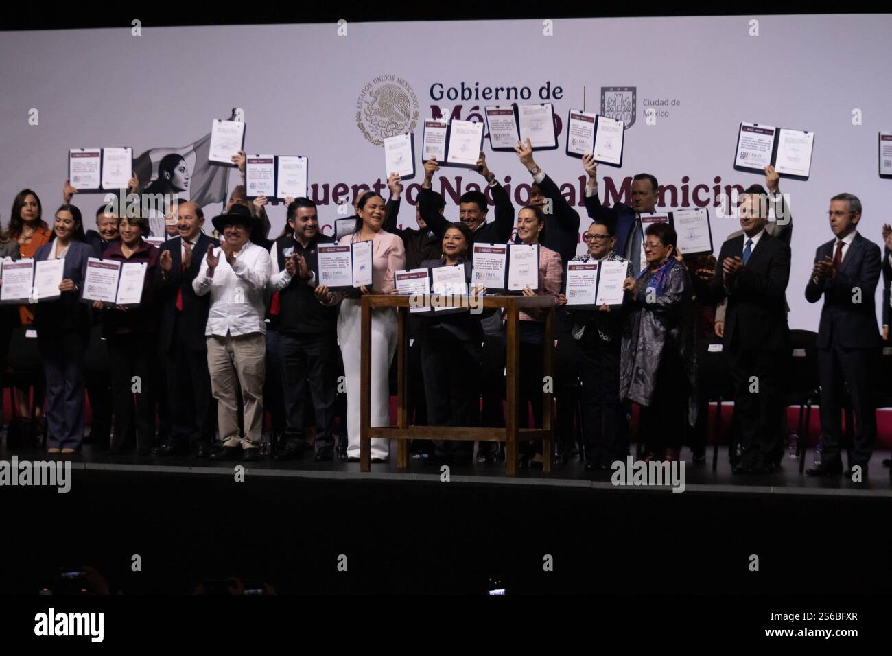 Mexico, Mexique. 16 janvier 2025. La Présidente du Mexique, Claudia Sheinbaum Pardo, a dirigé la réunion municipale nationale, à laquelle ont également participé les gouverneurs et les maires du pays, pour engager un dialogue sur les projets de développement. L'événement s'est tenu au World Trade Center. (Crédit image : © Cristian Leyva/ZUMA Press Wire) USAGE ÉDITORIAL SEULEMENT! Non destiné à UN USAGE commercial ! Banque D'Images Mexico, Mexique. 16 janvier 2025. La Présidente du Mexique, Claudia Sheinbaum Pardo, a dirigé la réunion municipale nationale, à laquelle ont également participé les gouverneurs et les maires du pays, pour engager un dialogue sur les projets de développement. L'événement s'est tenu au World Trade Center. (Crédit image : © Cristian Leyva/ZUMA Press Wire) USAGE ÉDITORIAL SEULEMENT! Non destiné à UN USAGE commercial ! Banque D'Images