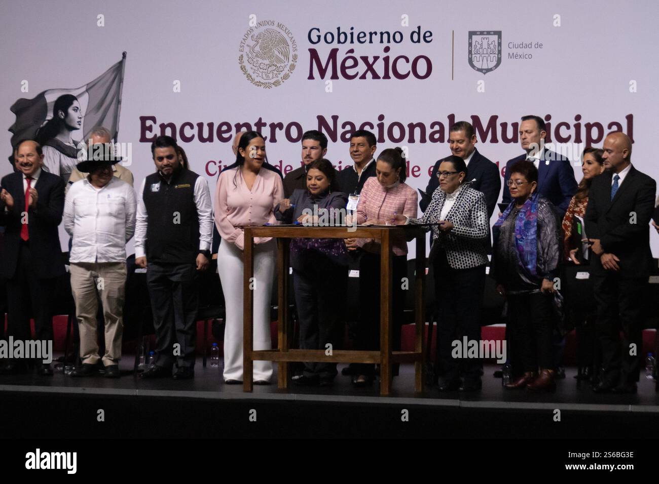 Mexico, Mexique. 16 janvier 2025. La Présidente du Mexique, Claudia Sheinbaum Pardo, a dirigé la réunion municipale nationale, à laquelle ont également participé les gouverneurs et les maires du pays, pour engager un dialogue sur les projets de développement. L'événement s'est tenu au World Trade Center. (Crédit image : © Cristian Leyva/ZUMA Press Wire) USAGE ÉDITORIAL SEULEMENT! Non destiné à UN USAGE commercial ! Banque D'Images Mexico, Mexique. 16 janvier 2025. La Présidente du Mexique, Claudia Sheinbaum Pardo, a dirigé la réunion municipale nationale, à laquelle ont également participé les gouverneurs et les maires du pays, pour engager un dialogue sur les projets de développement. L'événement s'est tenu au World Trade Center. (Crédit image : © Cristian Leyva/ZUMA Press Wire) USAGE ÉDITORIAL SEULEMENT! Non destiné à UN USAGE commercial ! Banque D'Images