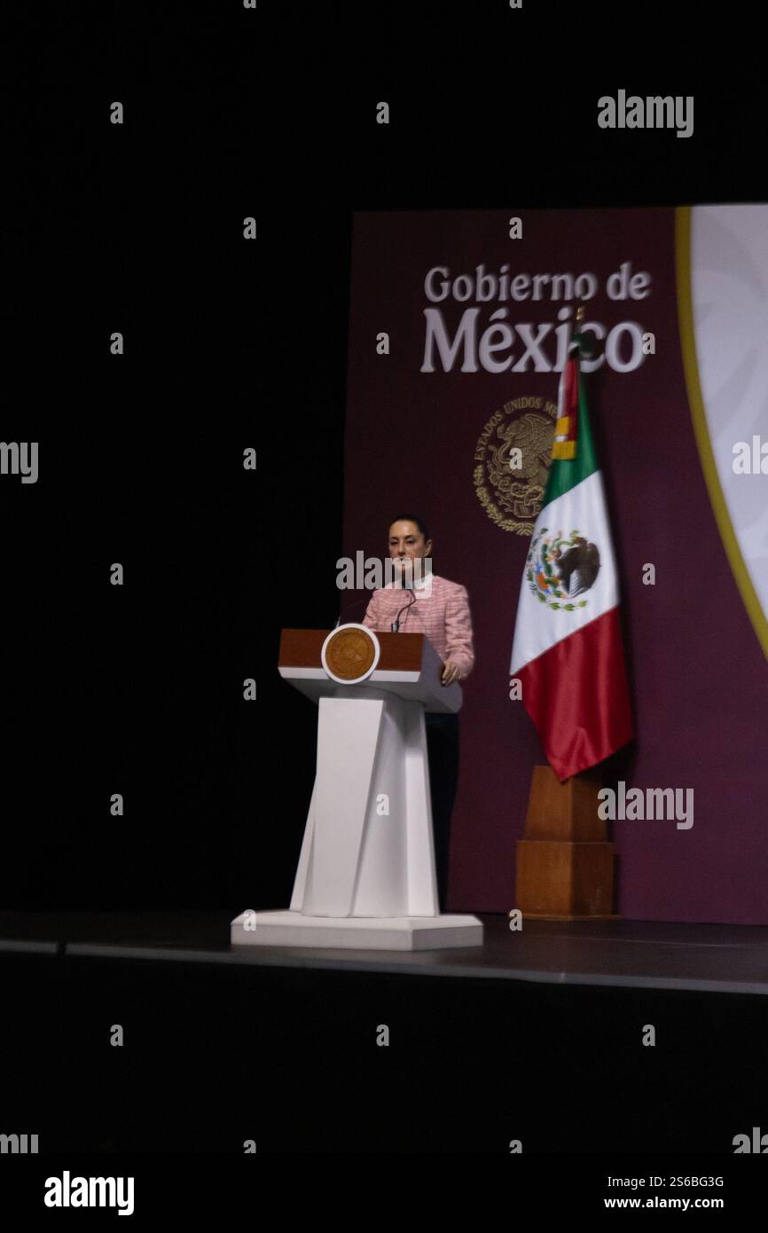 Mexico, Mexique. 16 janvier 2025. La Présidente du Mexique, Claudia Sheinbaum Pardo, a dirigé la réunion municipale nationale, à laquelle ont également participé les gouverneurs et les maires du pays, pour engager un dialogue sur les projets de développement. L'événement s'est tenu au World Trade Center. (Crédit image : © Cristian Leyva/ZUMA Press Wire) USAGE ÉDITORIAL SEULEMENT! Non destiné à UN USAGE commercial ! Banque D'Images Mexico, Mexique. 16 janvier 2025. La Présidente du Mexique, Claudia Sheinbaum Pardo, a dirigé la réunion municipale nationale, à laquelle ont également participé les gouverneurs et les maires du pays, pour engager un dialogue sur les projets de développement. L'événement s'est tenu au World Trade Center. (Crédit image : © Cristian Leyva/ZUMA Press Wire) USAGE ÉDITORIAL SEULEMENT! Non destiné à UN USAGE commercial ! Banque D'Images
