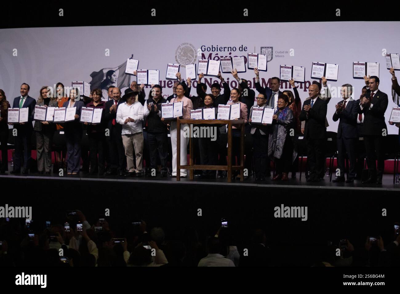 Mexico, Mexique. 16 janvier 2025. La Présidente du Mexique, Claudia Sheinbaum Pardo, a dirigé la réunion municipale nationale, à laquelle ont également participé les gouverneurs et les maires du pays, pour engager un dialogue sur les projets de développement. L'événement s'est tenu au World Trade Center. (Crédit image : © Cristian Leyva/ZUMA Press Wire) USAGE ÉDITORIAL SEULEMENT! Non destiné à UN USAGE commercial ! Banque D'Images Mexico, Mexique. 16 janvier 2025. La Présidente du Mexique, Claudia Sheinbaum Pardo, a dirigé la réunion municipale nationale, à laquelle ont également participé les gouverneurs et les maires du pays, pour engager un dialogue sur les projets de développement. L'événement s'est tenu au World Trade Center. (Crédit image : © Cristian Leyva/ZUMA Press Wire) USAGE ÉDITORIAL SEULEMENT! Non destiné à UN USAGE commercial ! Banque D'Images