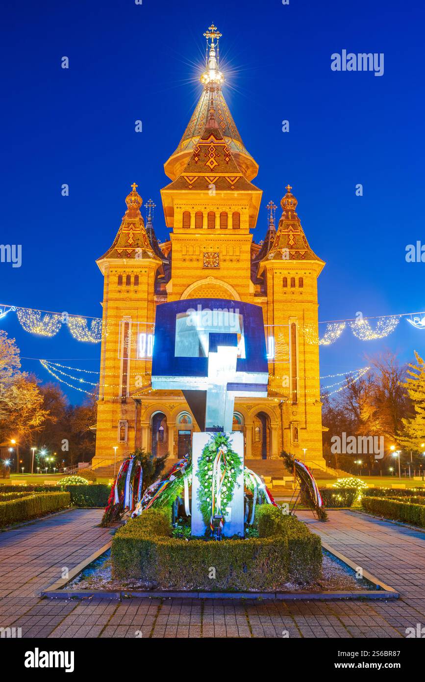 Timisoara, Roumanie - 28 décembre 2023. La Cathédrale et la Crucifixion, monument érigé pour commémorer la Révolution roumaine de décembre 1989. Banque D'Images