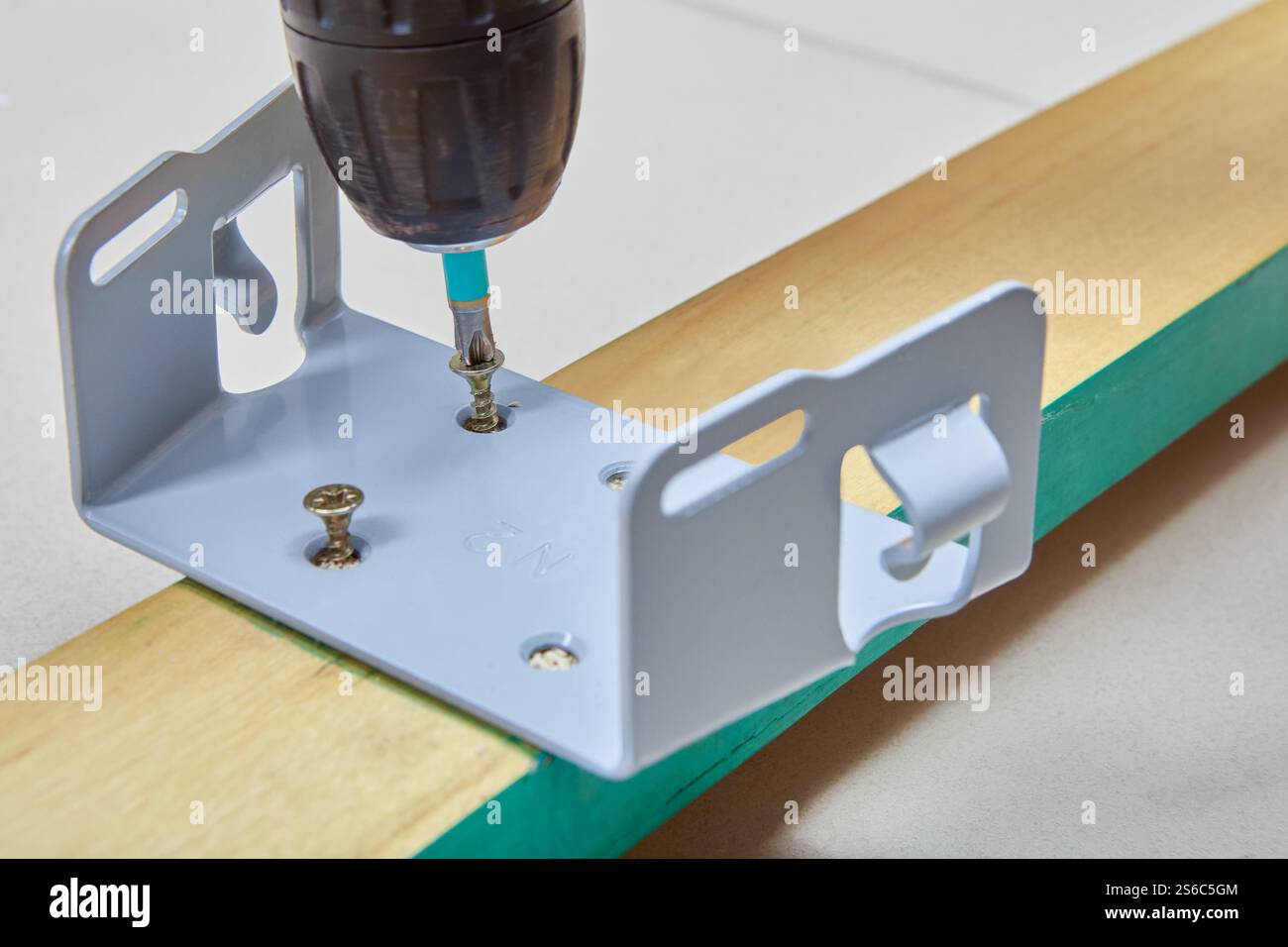 Support non réglable de fixations de ski à câble modernes lors de l'installation sur des skis en bois pour la chasse. Banque D'Images