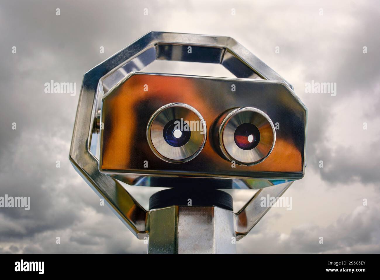 Viseur face à un ciel nuageux gris Banque D'Images