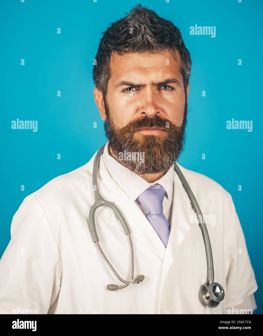Portrait en gros plan d'un médecin masculin sérieux en robe médicale avec stéthoscope sur le cou. Concept de santé, médecine et personnel médical. Phys barbu pensif Banque D'Images Portrait en gros plan d'un médecin masculin sérieux en robe médicale avec stéthoscope sur le cou. Concept de santé, médecine et personnel médical. Phys barbu pensif Banque D'Images