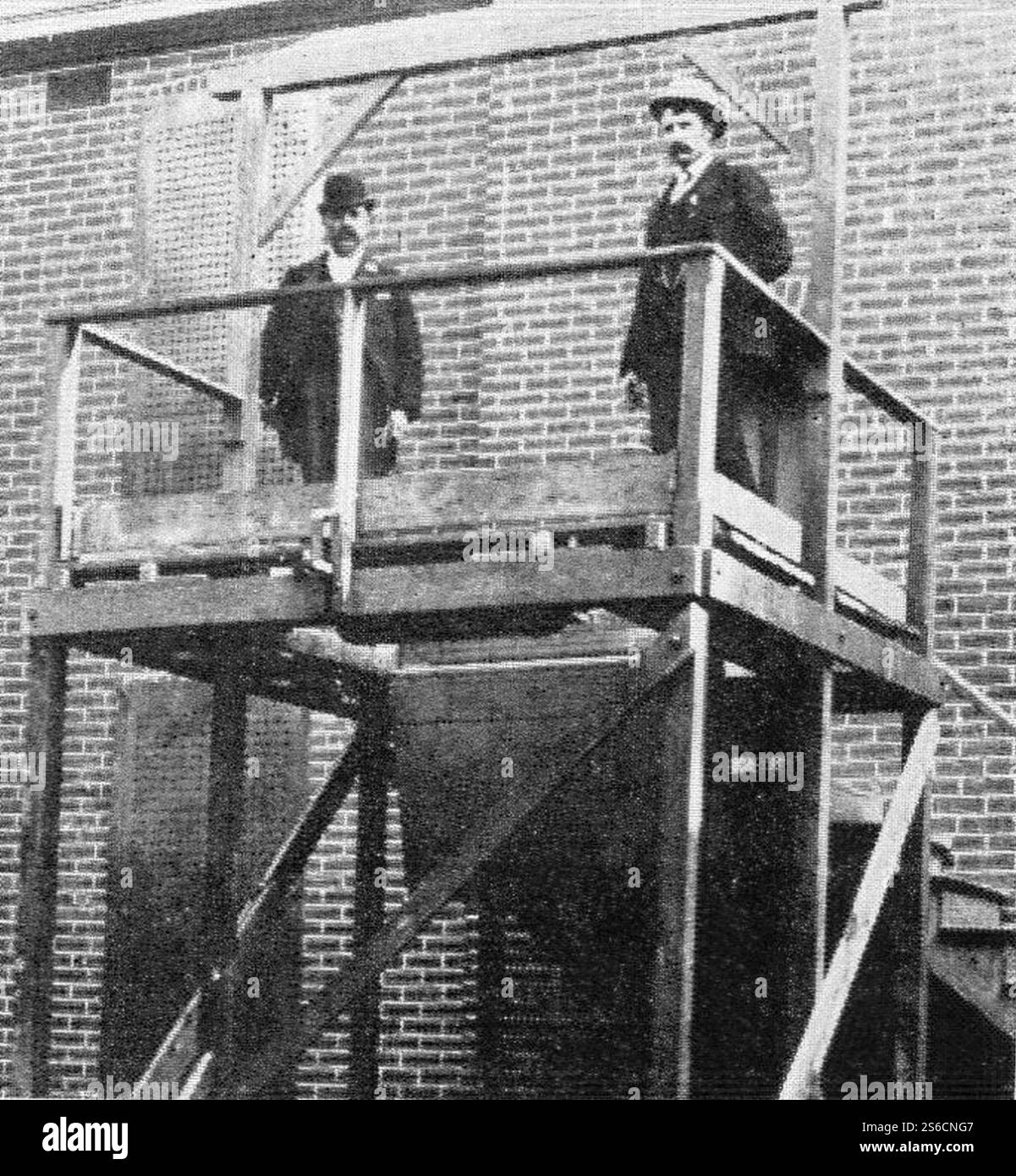 Potence sur laquelle le Dr F. O. Vincent a été pendu pour meurtre de femme en 1893, la seule personne légalement exécutée dans le comté de Fresno. Le shérif Jay Scott est représenté à gauche. Banque D'Images
