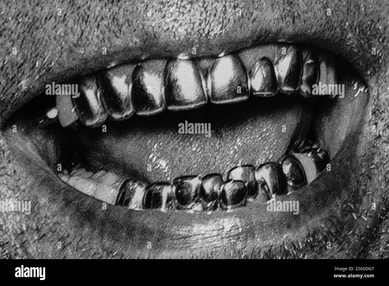 Un gros plan éblouissant de dents dorées, mettant en valeur un style audacieux et un design complexe - un symbole frappant d'individualité et de luxe moderne Banque D'Images