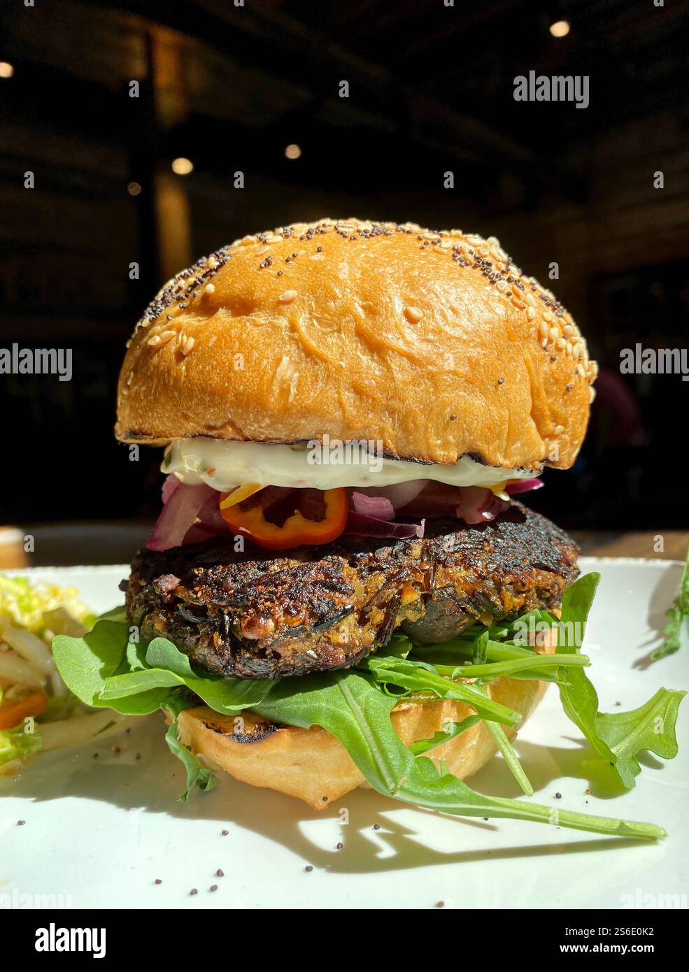 Un grand hamburger végétalien sur une assiette. Banque D'Images