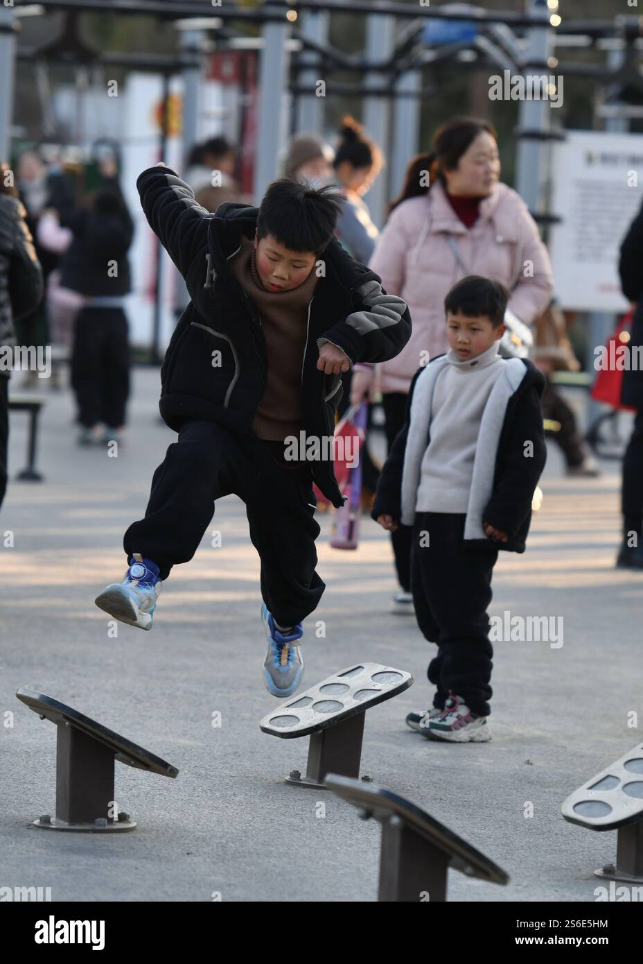 Un enfant joue dans un parc sportif de la ville de Fuyang, dans la province d'Anhui, en Chine orientale, le 16 janvier 2025. Banque D'Images