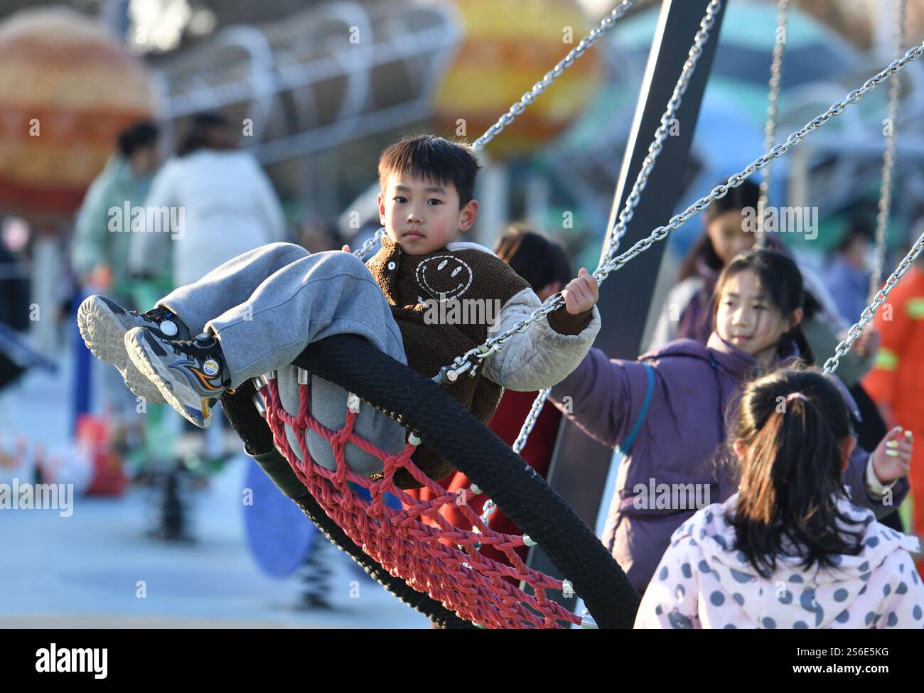 Un enfant joue dans un parc sportif de la ville de Fuyang, dans la province d'Anhui, en Chine orientale, le 16 janvier 2025. Banque D'Images