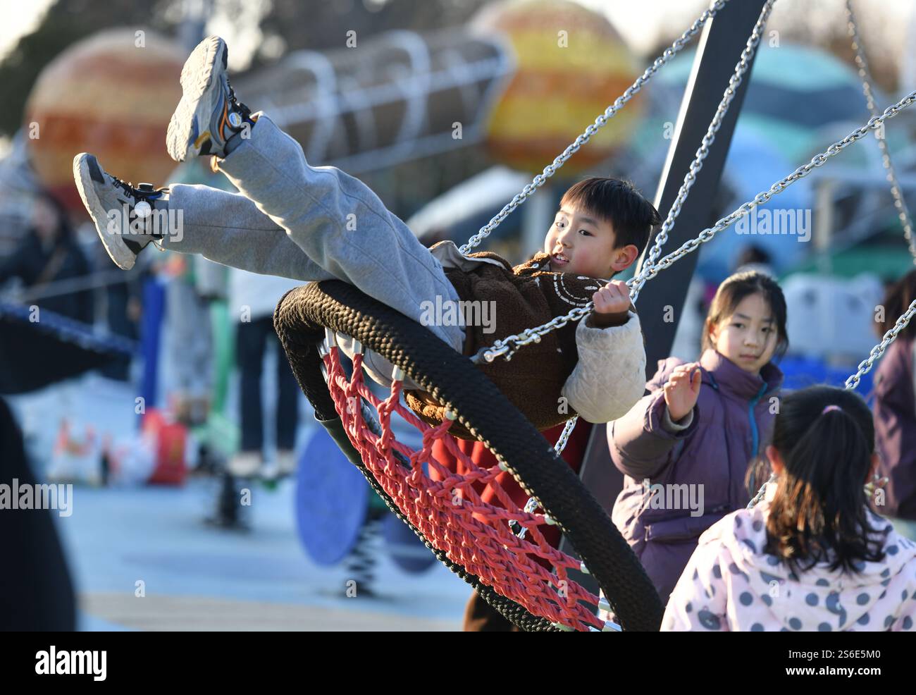 Un enfant joue dans un parc sportif de la ville de Fuyang, dans la province d'Anhui, en Chine orientale, le 16 janvier 2025. Banque D'Images