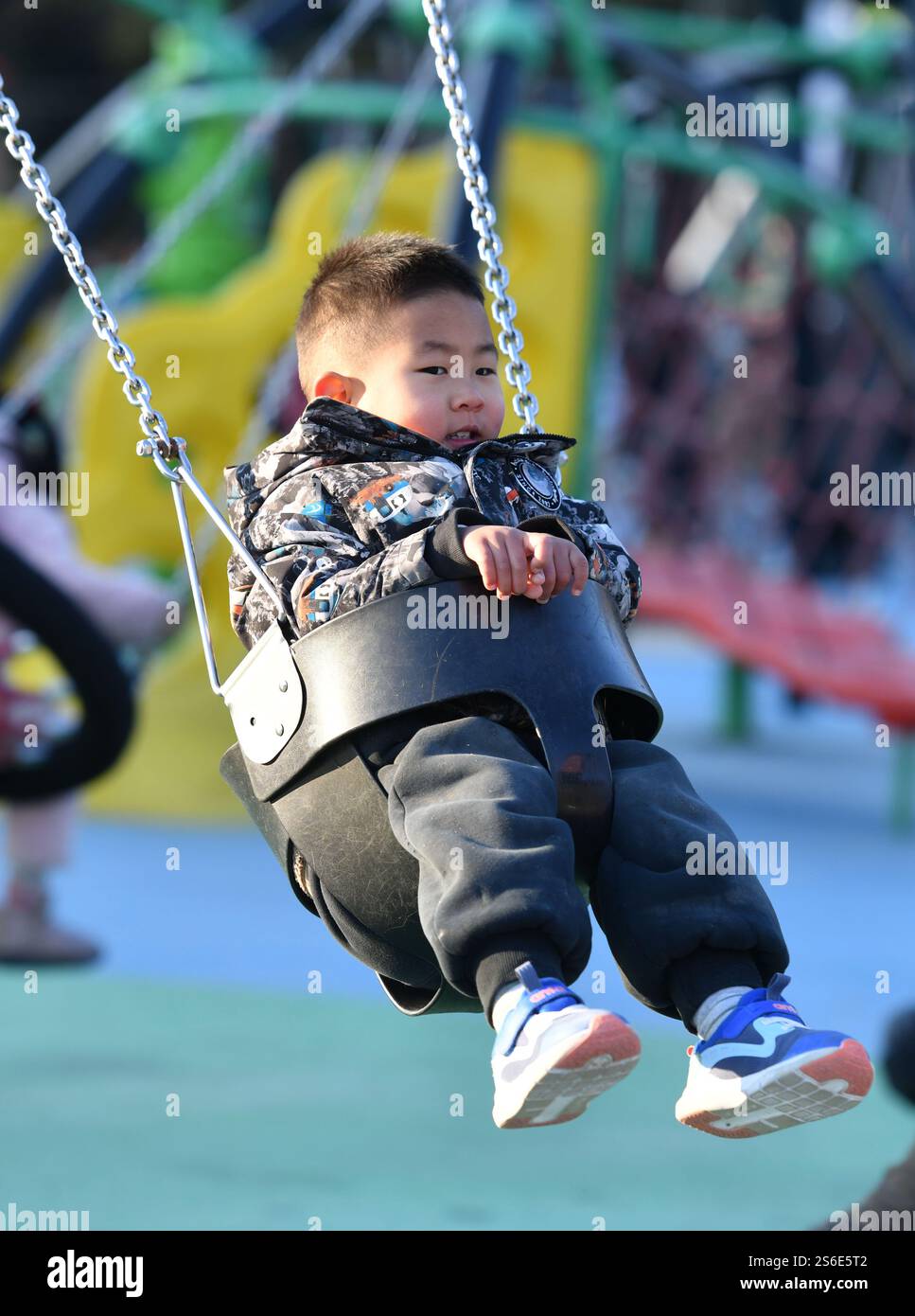 Un enfant joue dans un parc sportif de la ville de Fuyang, dans la province d'Anhui, en Chine orientale, le 16 janvier 2025. Banque D'Images