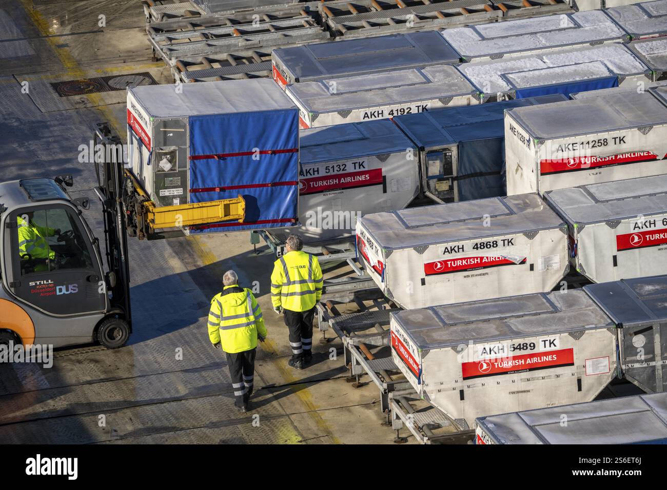 Aéroport de Duesseldorf, appareils de chargement unitaire, ULD, conteneurs pour bagages et fret pour avions à carrosserie étroite et large, bagages et fret sont pré-PA Banque D'Images
