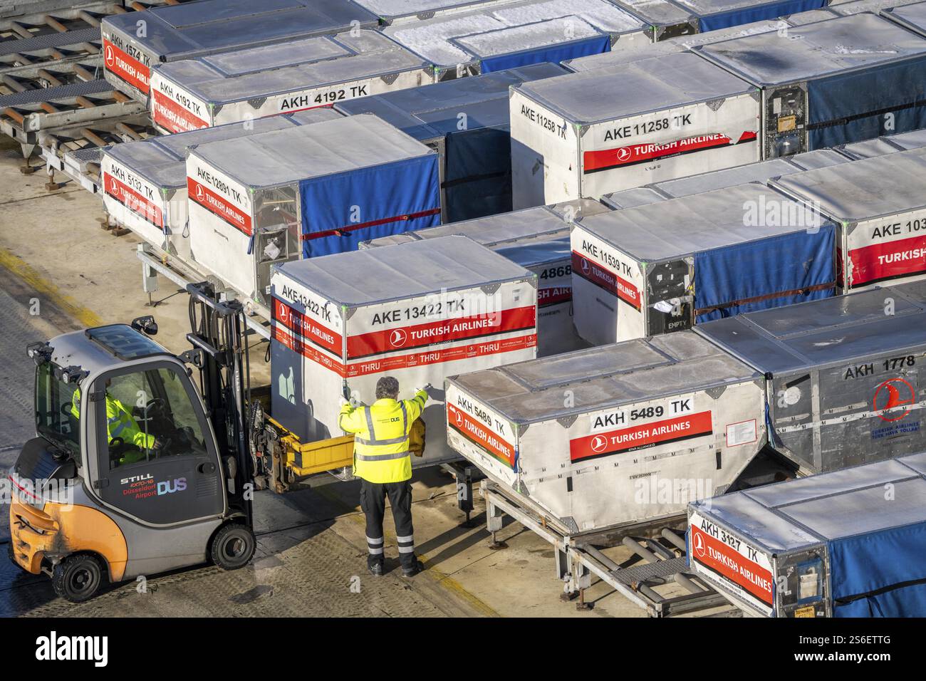 Aéroport de Duesseldorf, appareils de chargement unitaire, ULD, conteneurs pour bagages et fret pour avions à carrosserie étroite et large, bagages et fret sont pré-PA Banque D'Images