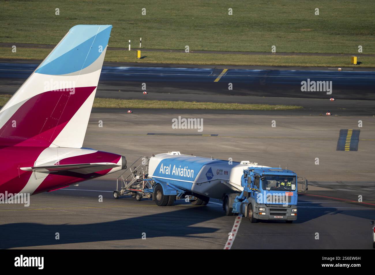 Aral Aviation, pétrolier, carburant aviation, paraffine, camion-citerne à l'aéroport de Duesseldorf, dus Rhénanie du Nord-Westphalie, Allemagne, Europe Banque D'Images