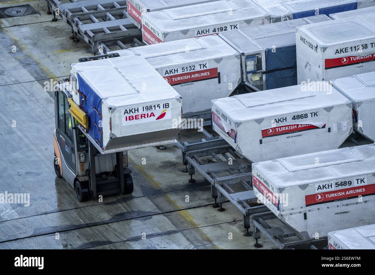 Aéroport de Duesseldorf, appareils de chargement unitaire, ULD, conteneurs pour bagages et fret pour avions à carrosserie étroite et large, bagages et fret sont pré-PA Banque D'Images