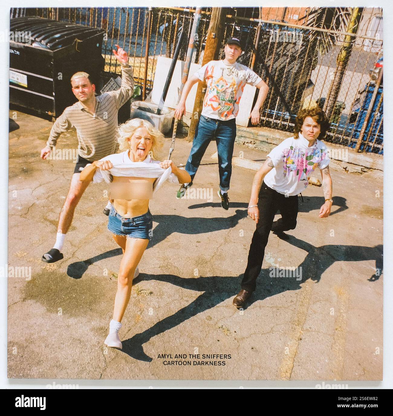 La couverture de Cartoon Darkness, album de 2024 d'Amyl and the Sniffers sur B2B Records/Virgin - USAGE ÉDITORIAL SEULEMENT Banque D'Images