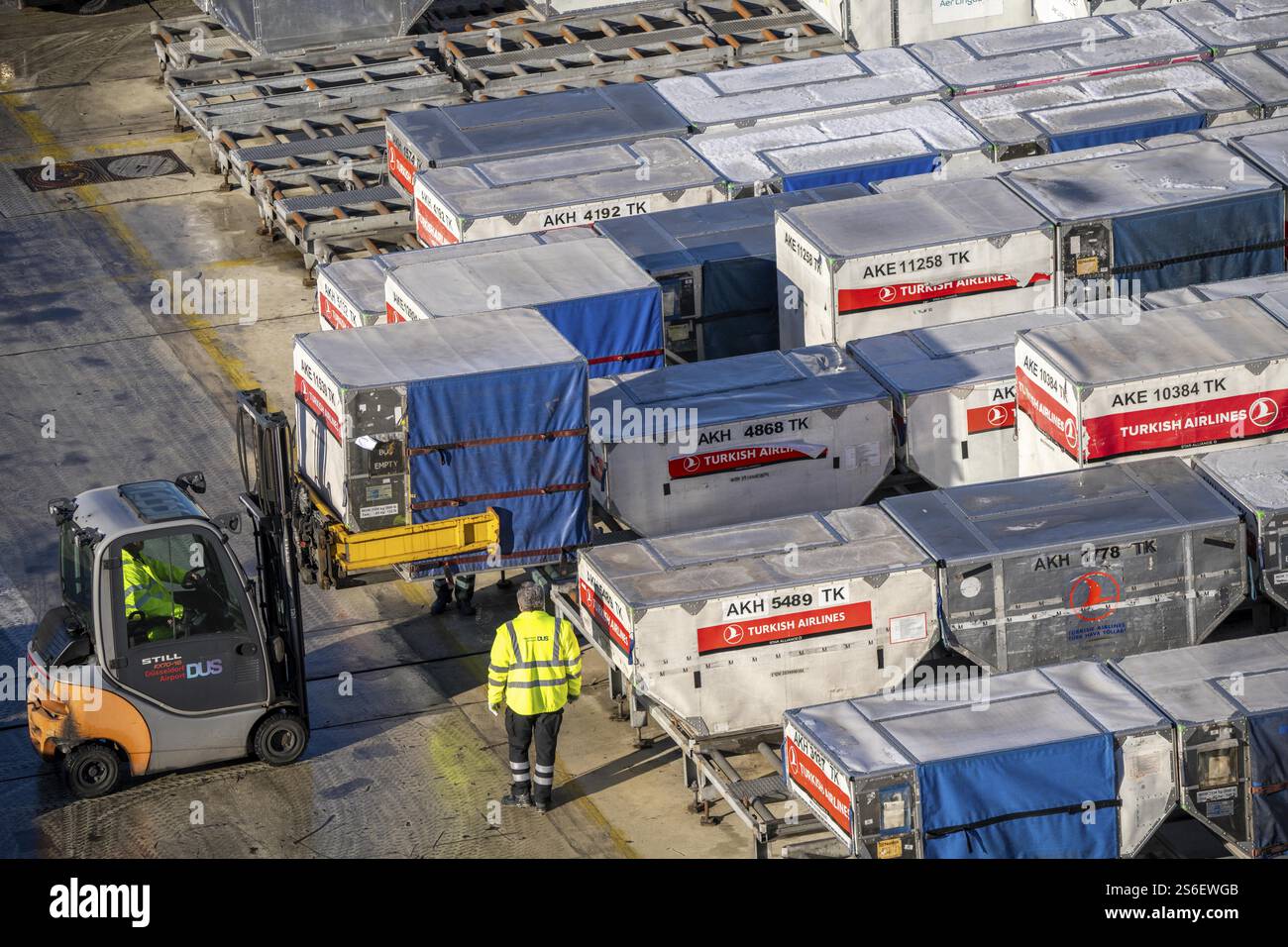 Aéroport de Duesseldorf, appareils de chargement unitaire, ULD, conteneurs pour bagages et fret pour avions à carrosserie étroite et large, bagages et fret sont pré-PA Banque D'Images