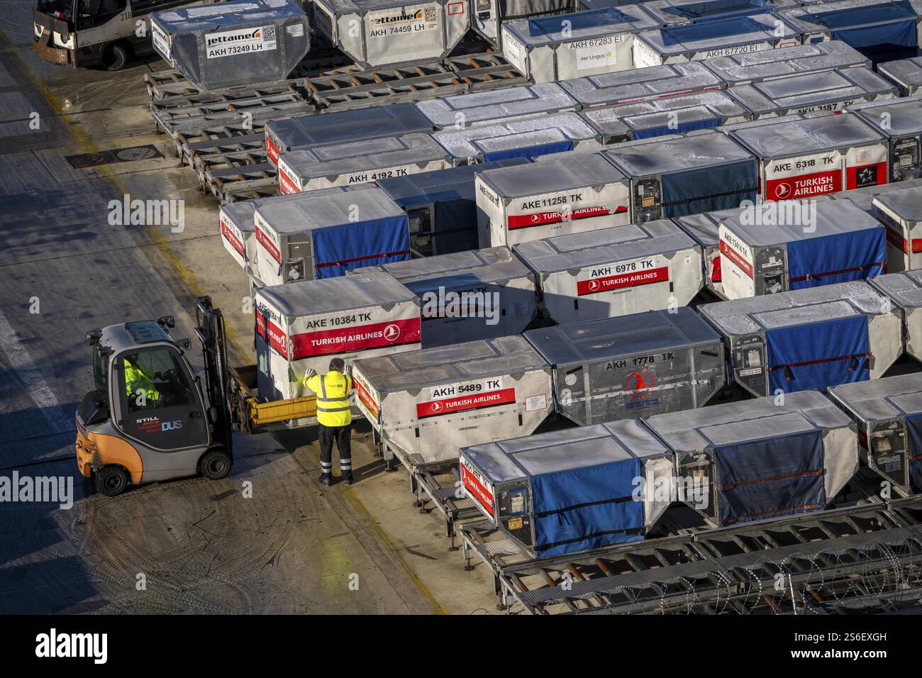 Aéroport de Duesseldorf, appareils de chargement unitaire, ULD, conteneurs pour bagages et fret pour avions à carrosserie étroite et large, bagages et fret sont pré-PA Banque D'Images